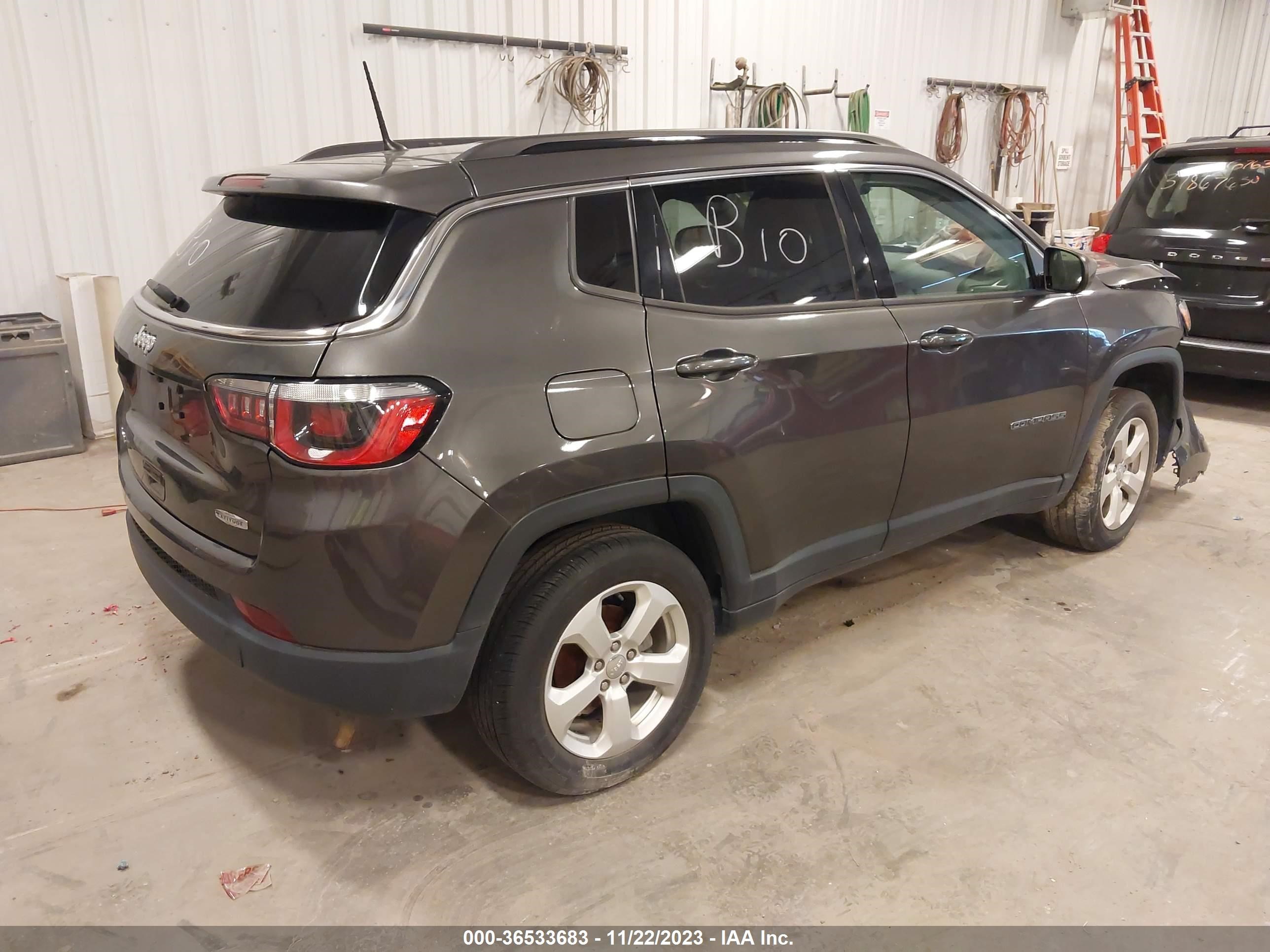 2018 Jeep Compass Latitude 4X4 vin: 3C4NJDBB8JT179210