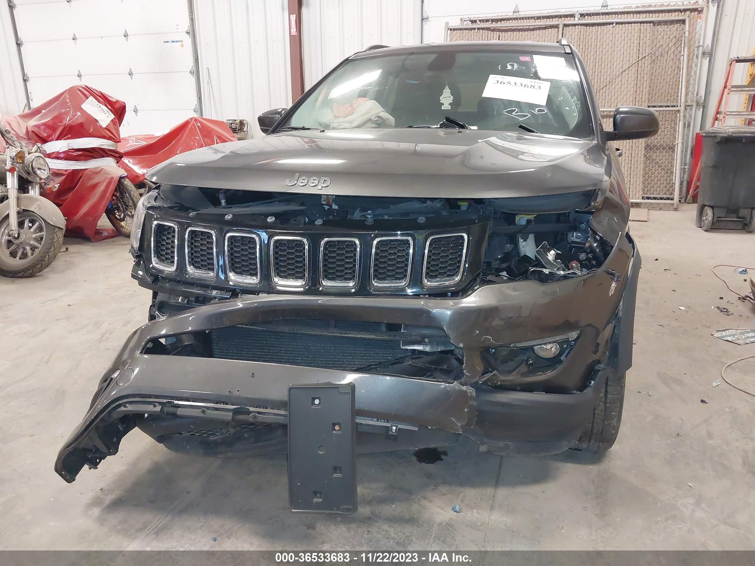 2018 Jeep Compass Latitude 4X4 vin: 3C4NJDBB8JT179210