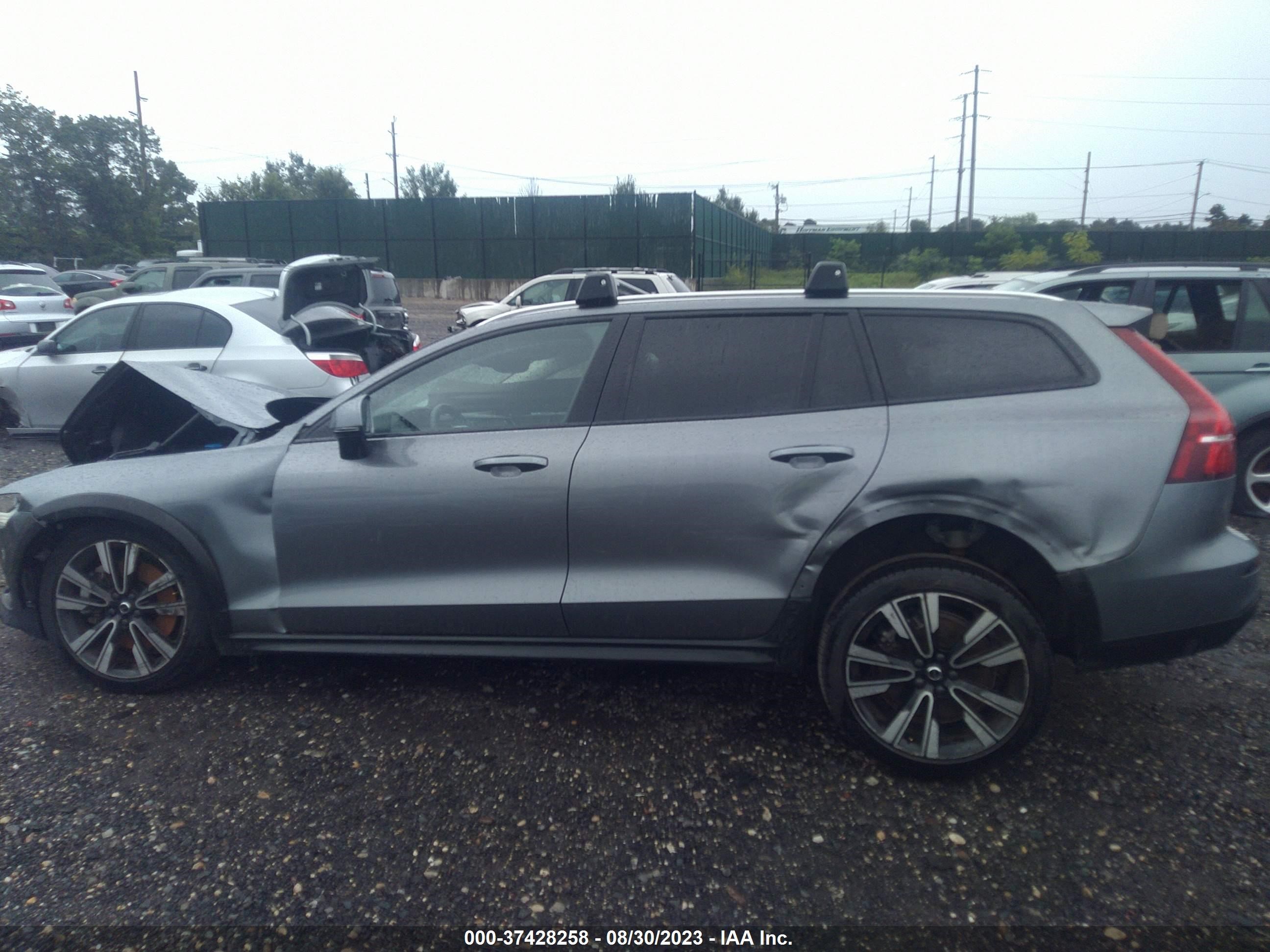 2021 Volvo V60 Cross Country T5 vin: YV4102WK0M1073827