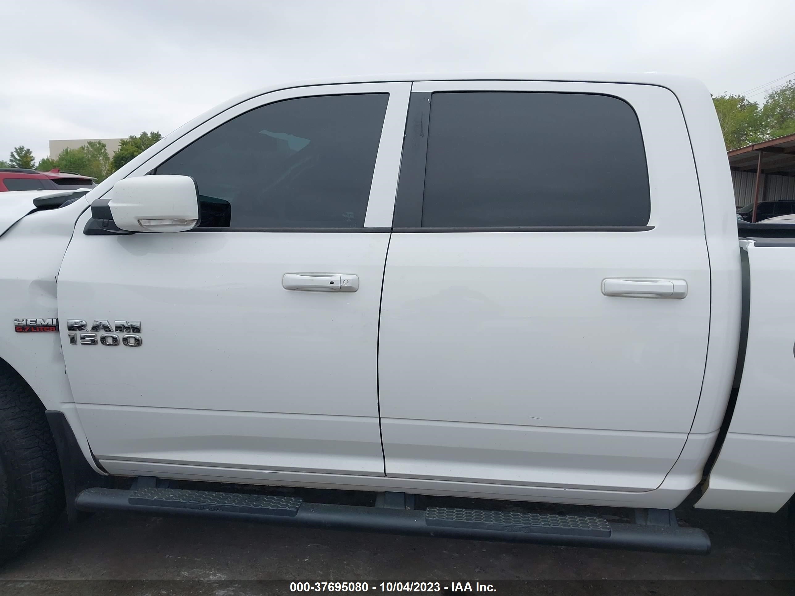 2016 Ram 1500 Sport vin: 1C6RR7MT1GS280608