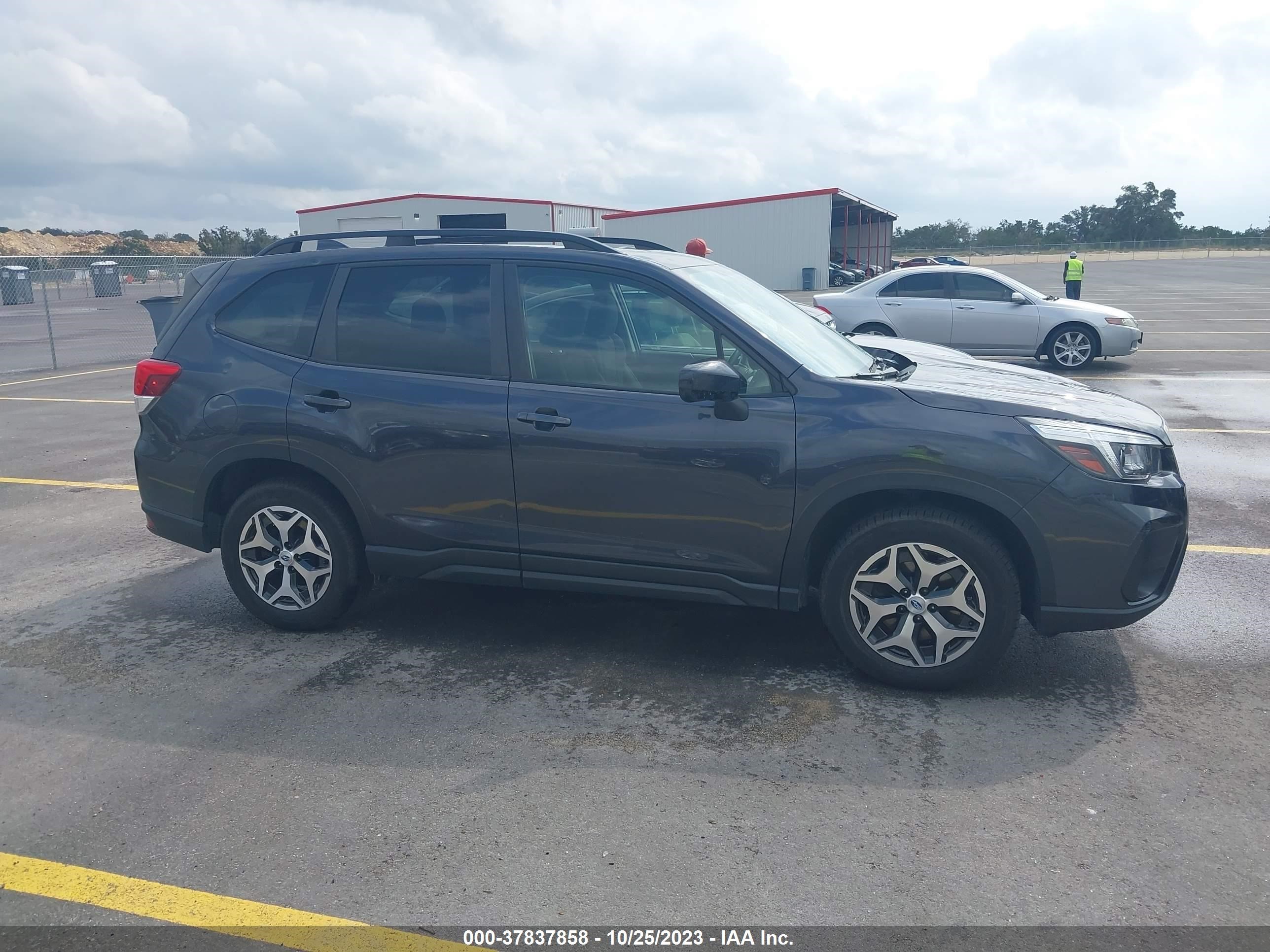 2019 Subaru Forester Premium vin: JF2SKAGC8KH446962