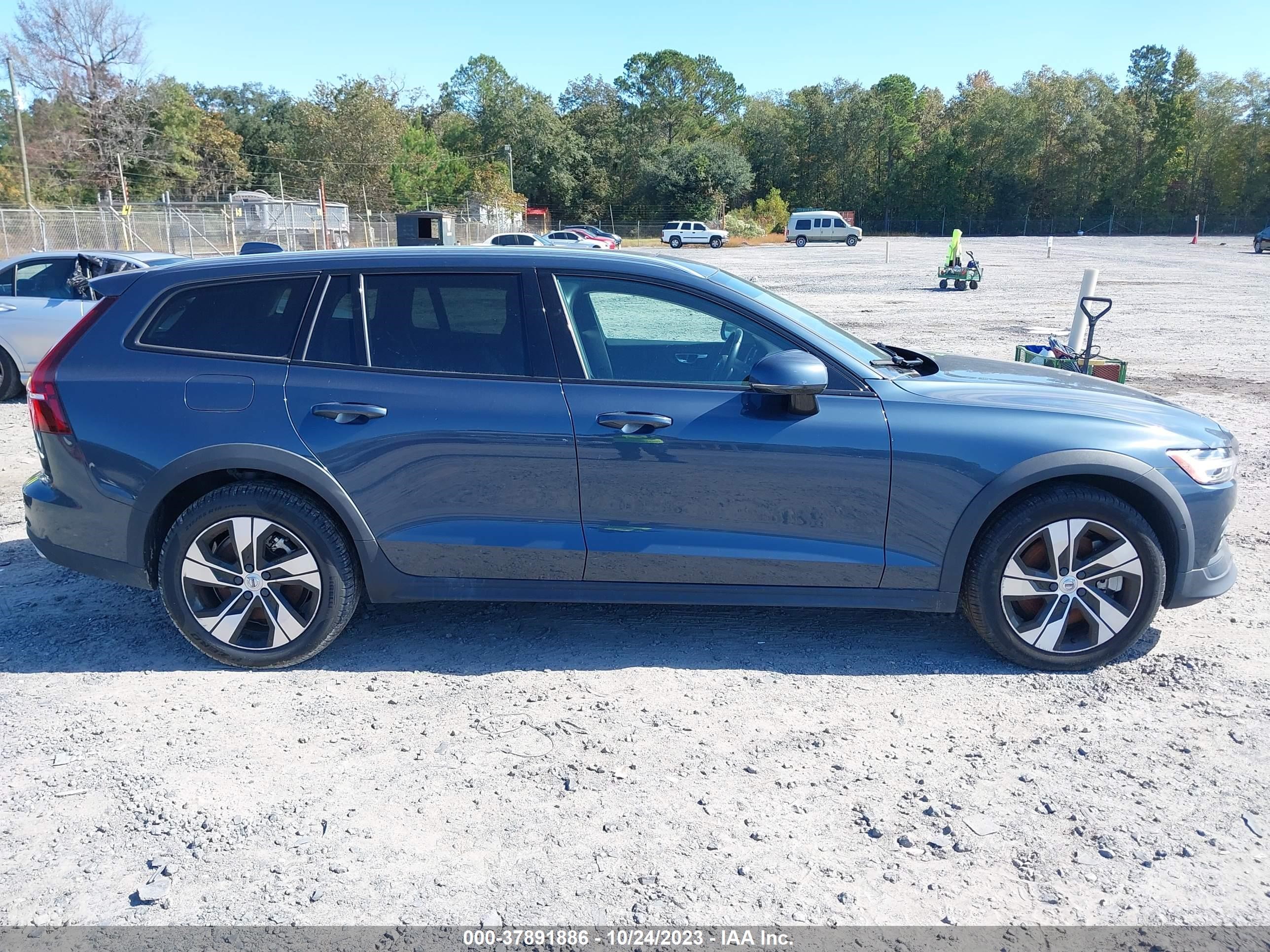 2021 Volvo V60 Cross Country vin: YV4102WK1M1073612