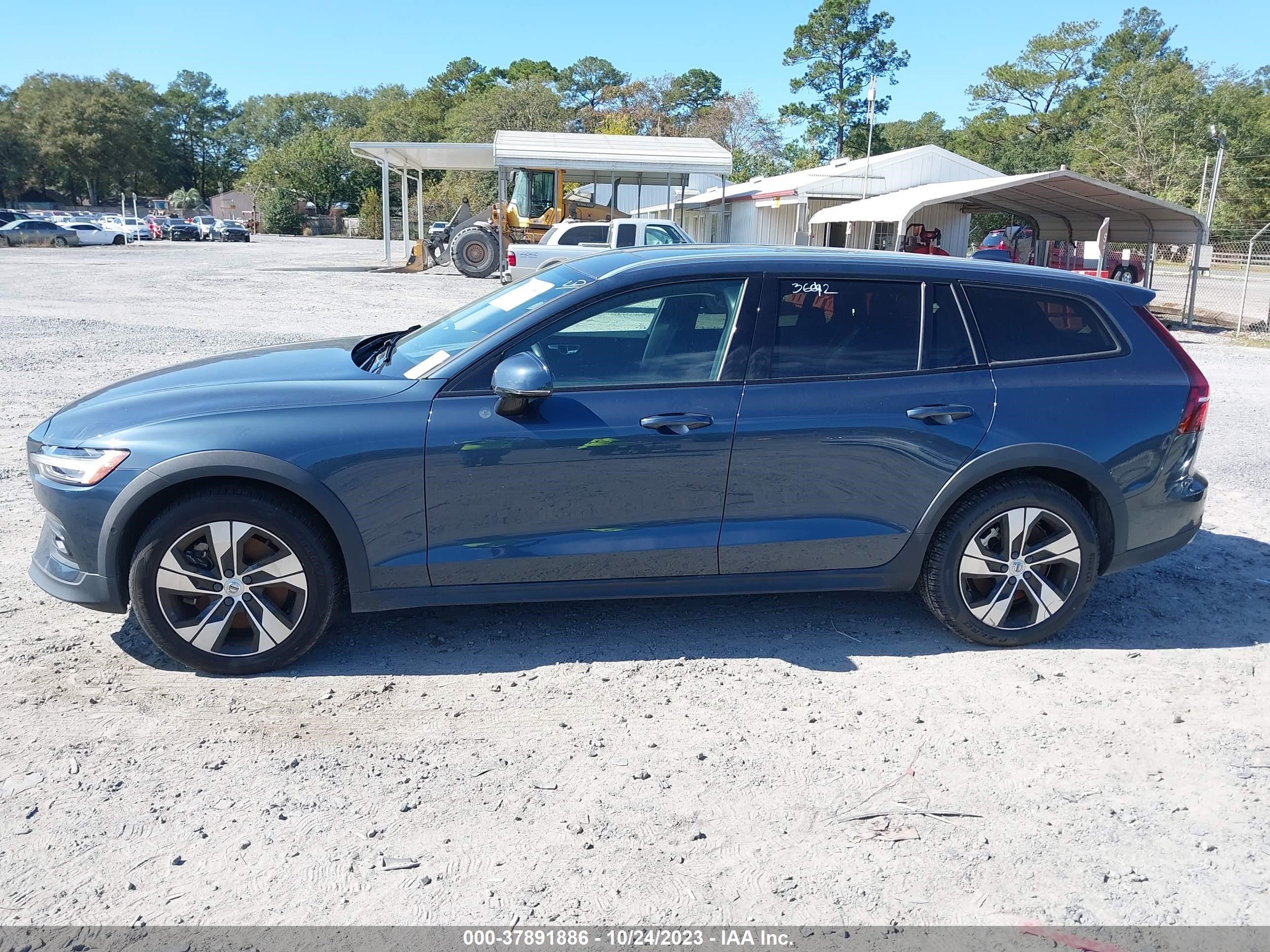 2021 Volvo V60 Cross Country vin: YV4102WK1M1073612