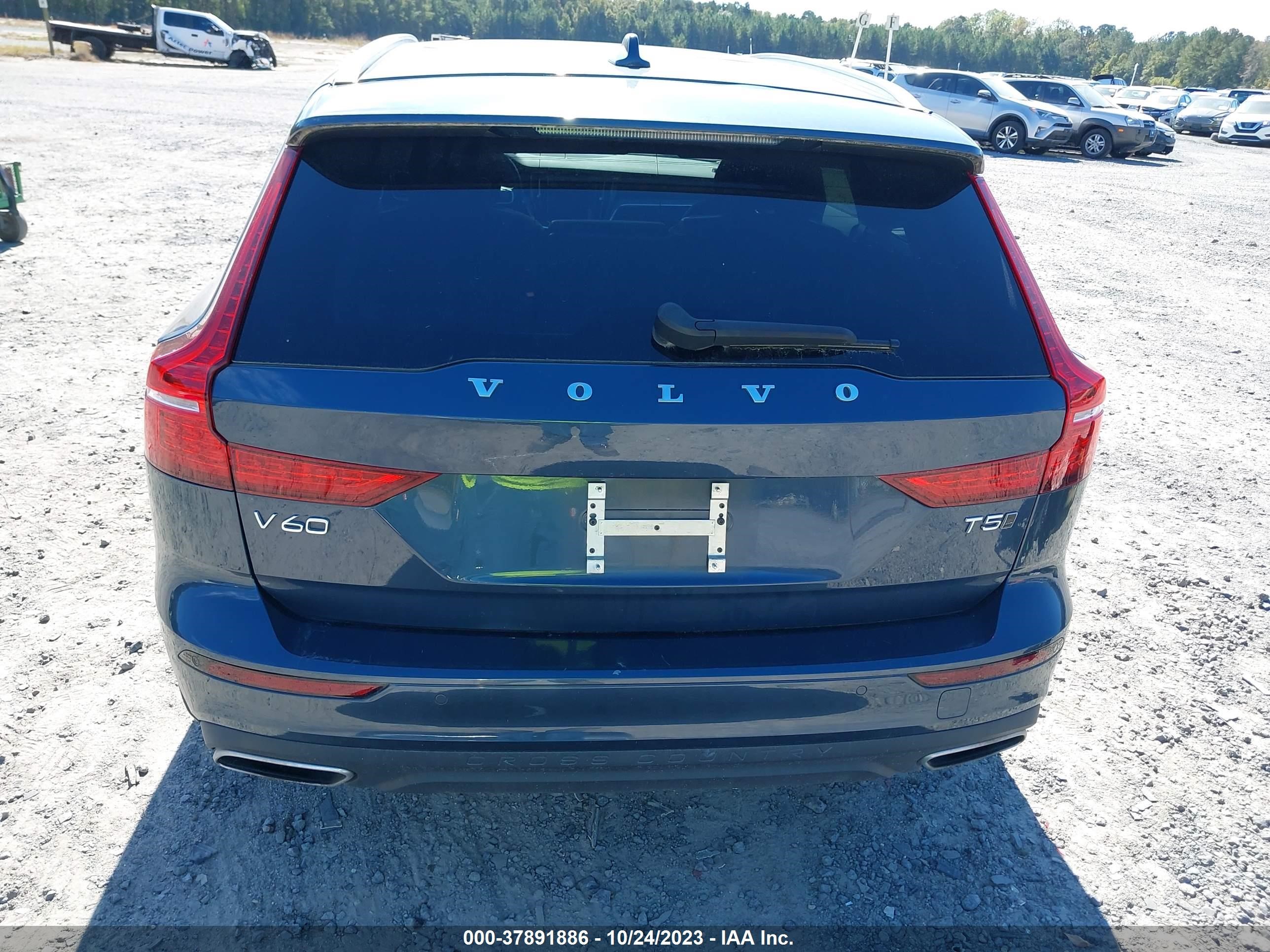 2021 Volvo V60 Cross Country vin: YV4102WK1M1073612