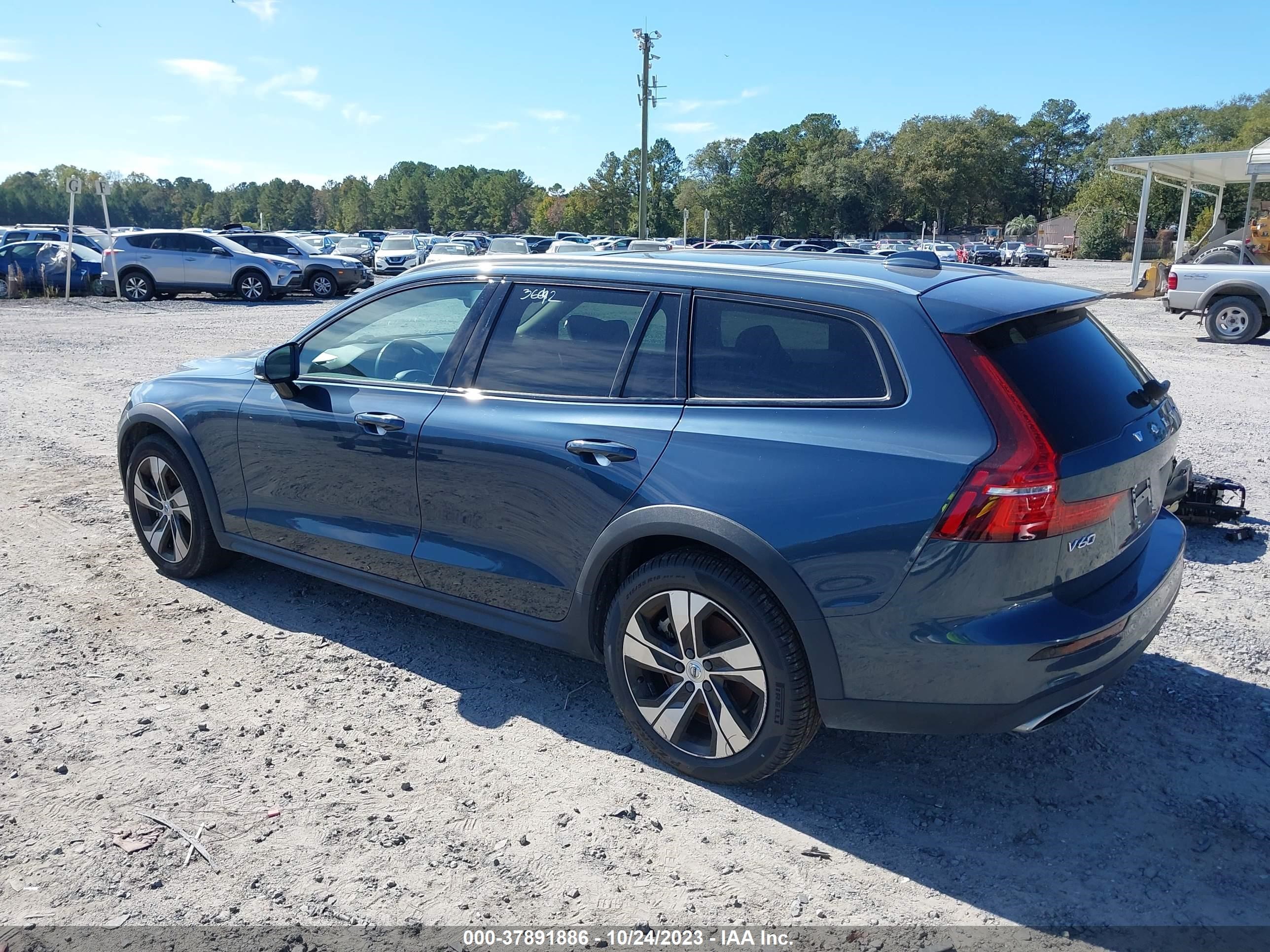 2021 Volvo V60 Cross Country vin: YV4102WK1M1073612