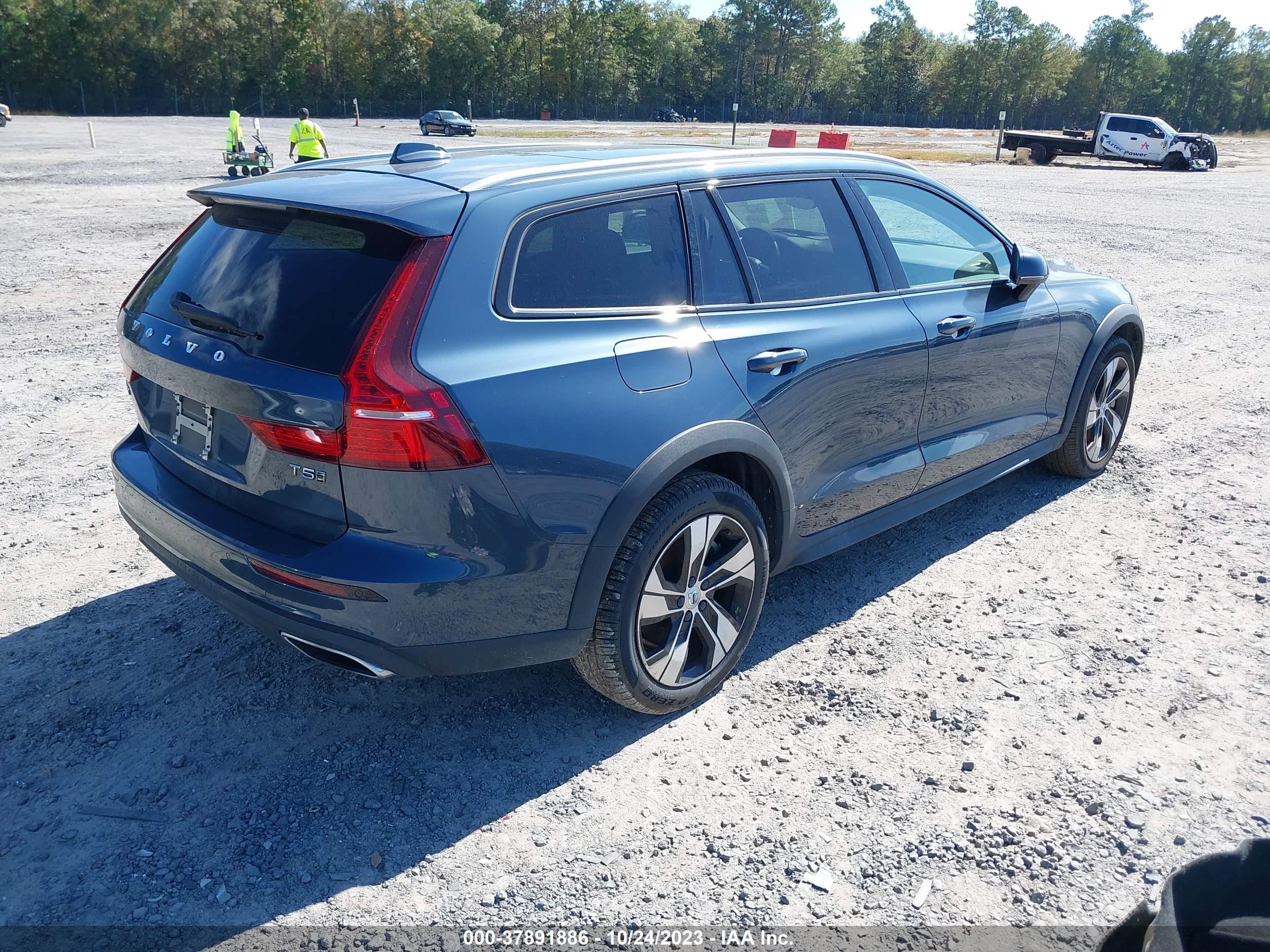 2021 Volvo V60 Cross Country vin: YV4102WK1M1073612