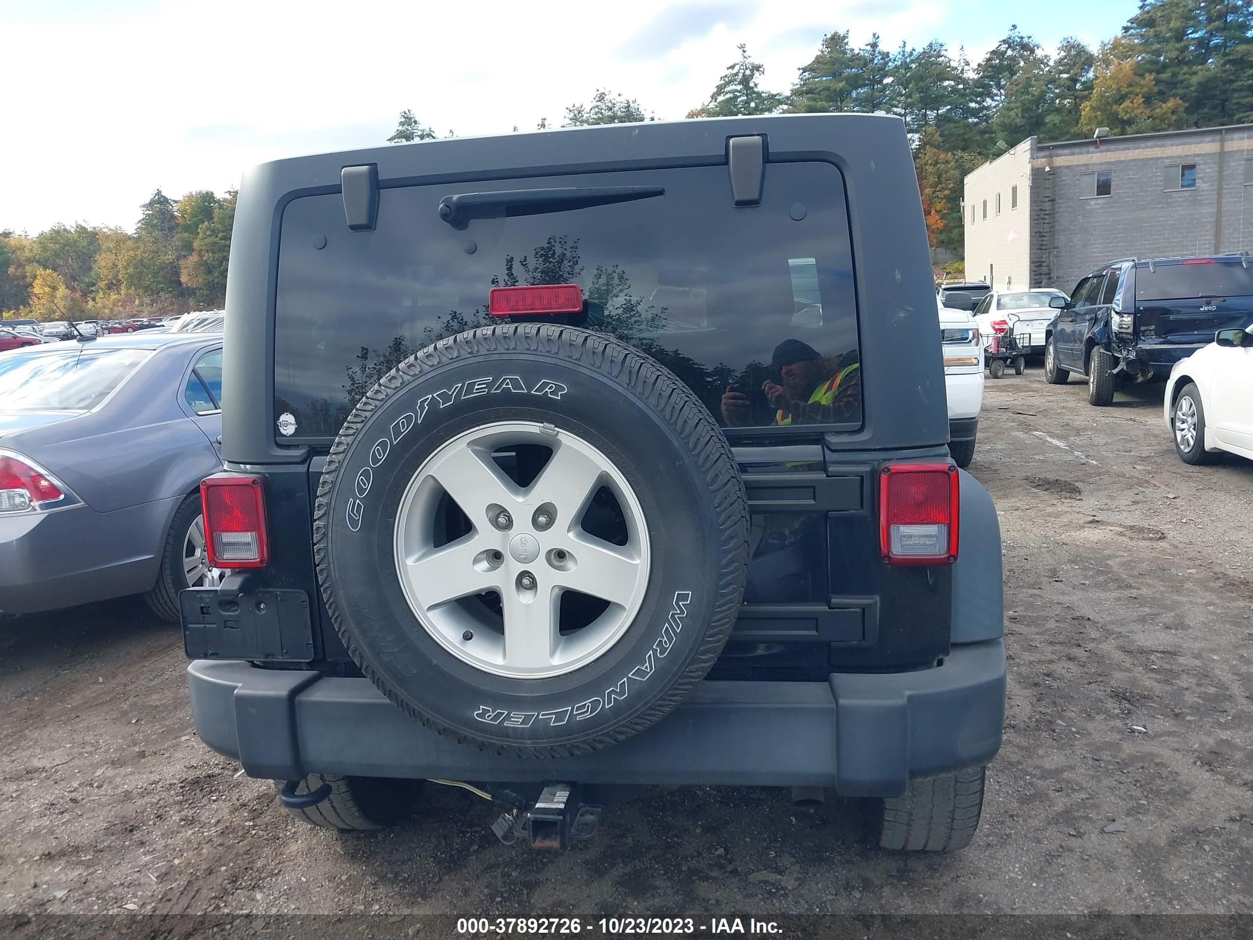 2015 Jeep Wrangler Unlimited Sport vin: 1C4BJWDG7FL675898