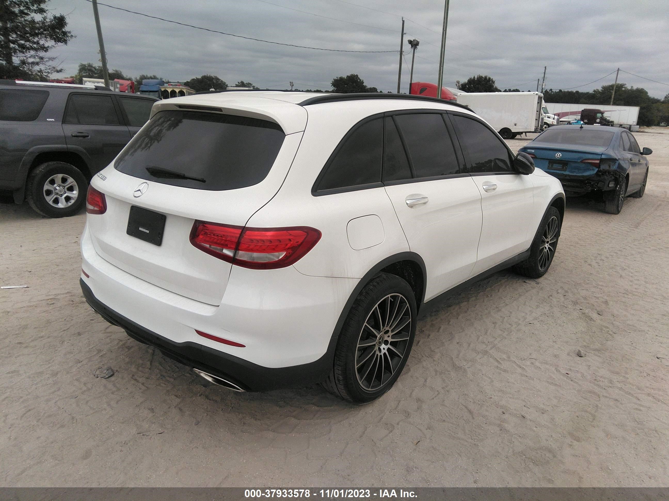 2018 Mercedes-Benz Glc Glc 300 vin: WDC0G4JB3JV093341