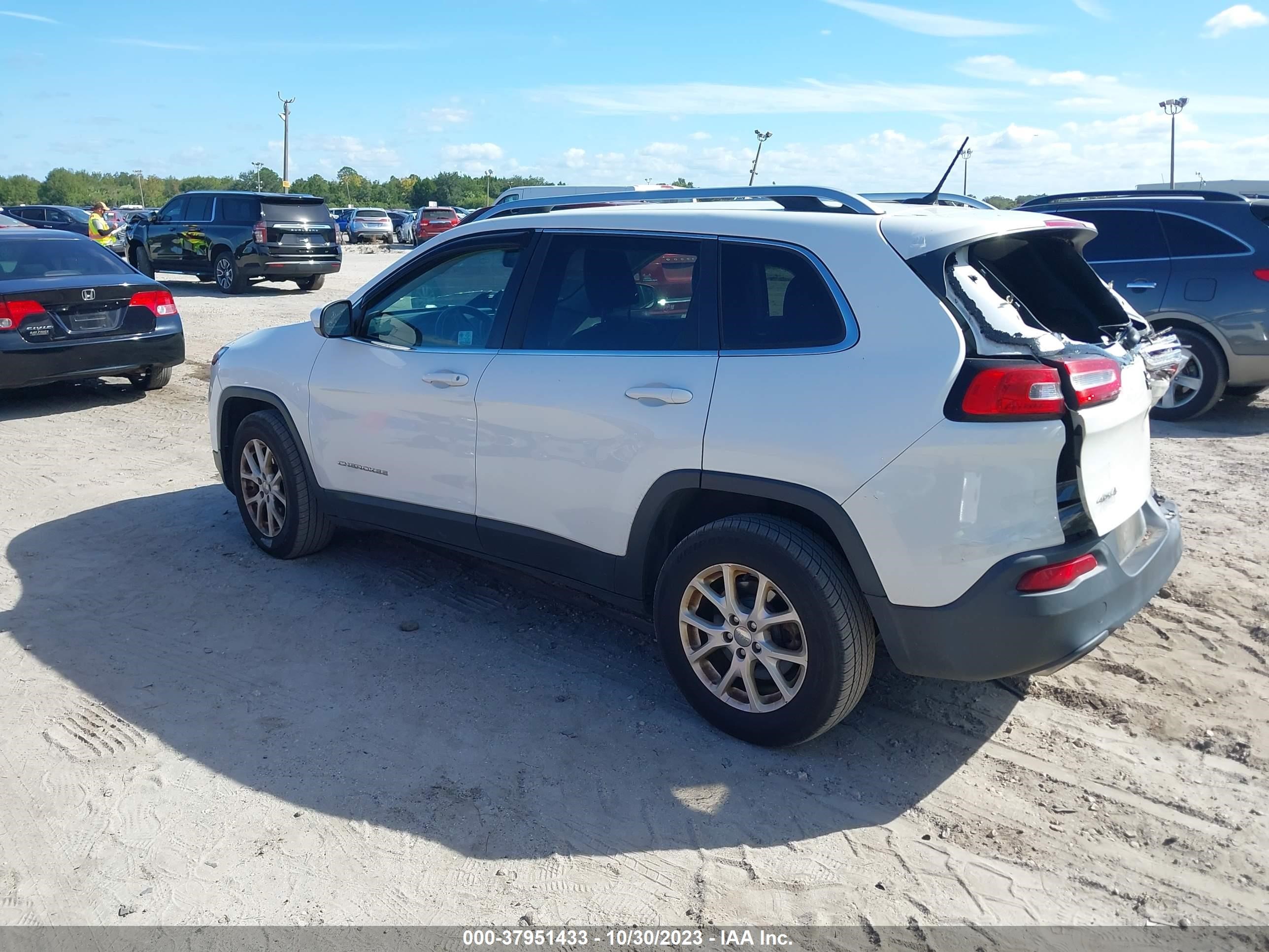 2015 Jeep Cherokee Latitude vin: 1C4PJMCS4FW625541