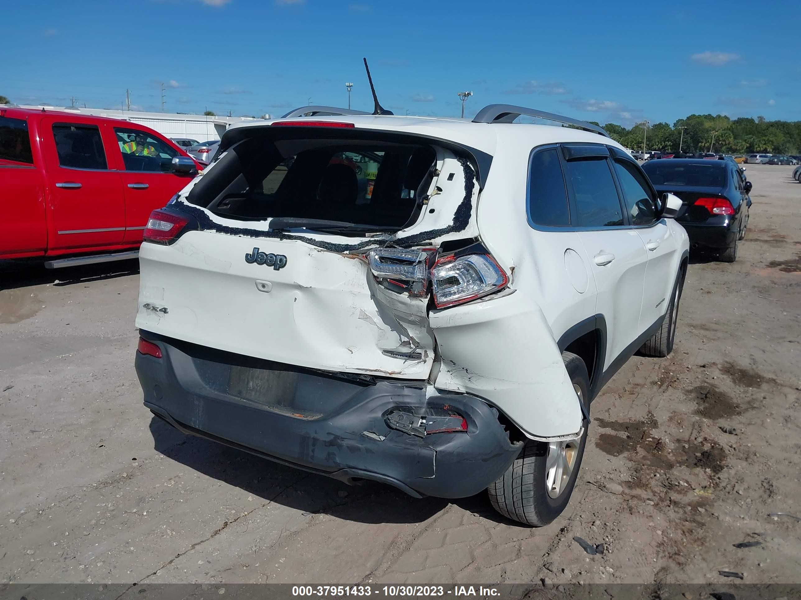 2015 Jeep Cherokee Latitude vin: 1C4PJMCS4FW625541