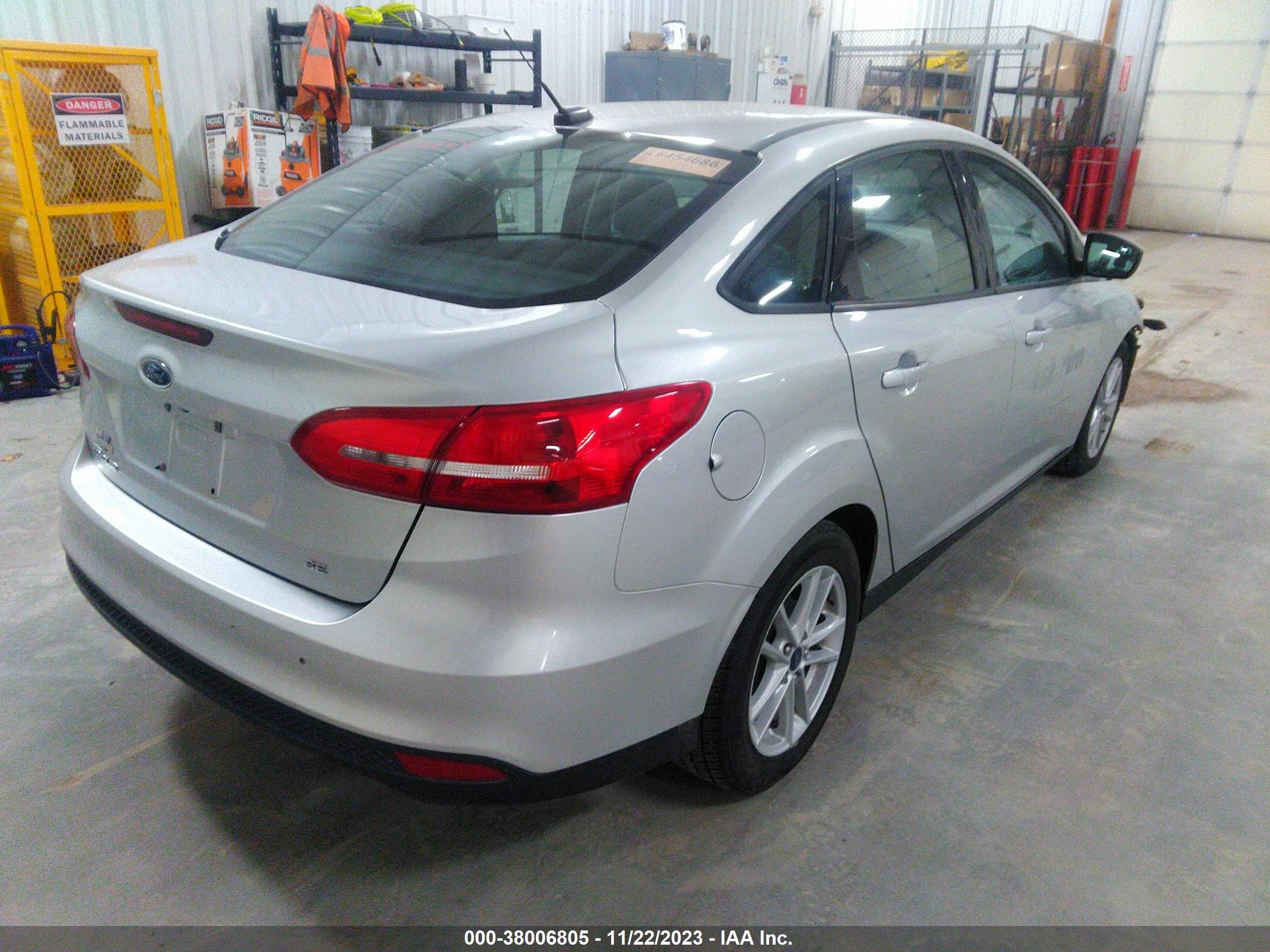 2018 Ford Focus Se vin: 1FADP3F20JL269743