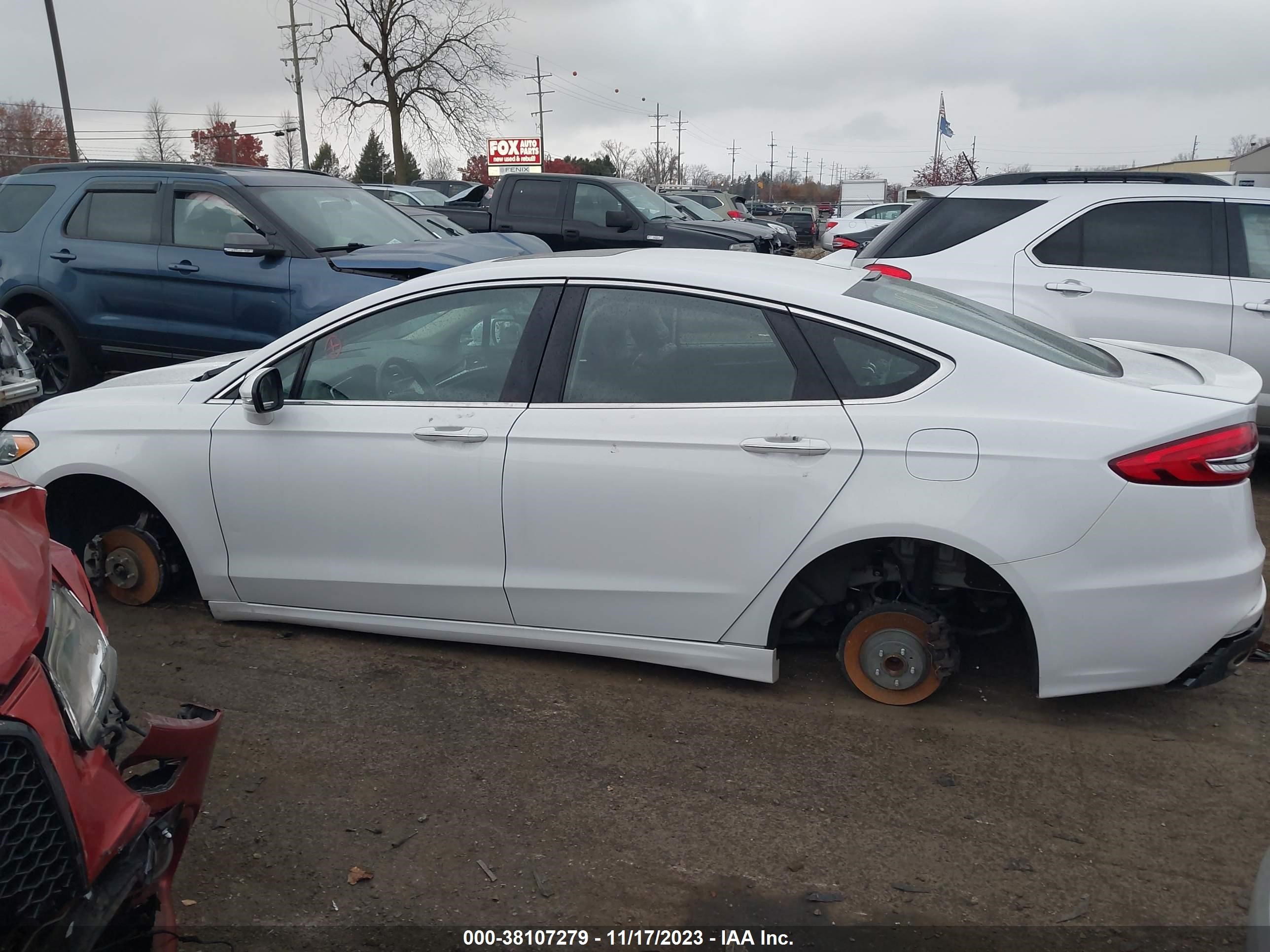 2019 Ford Fusion Titanium vin: 3FA6P0K95KR261070