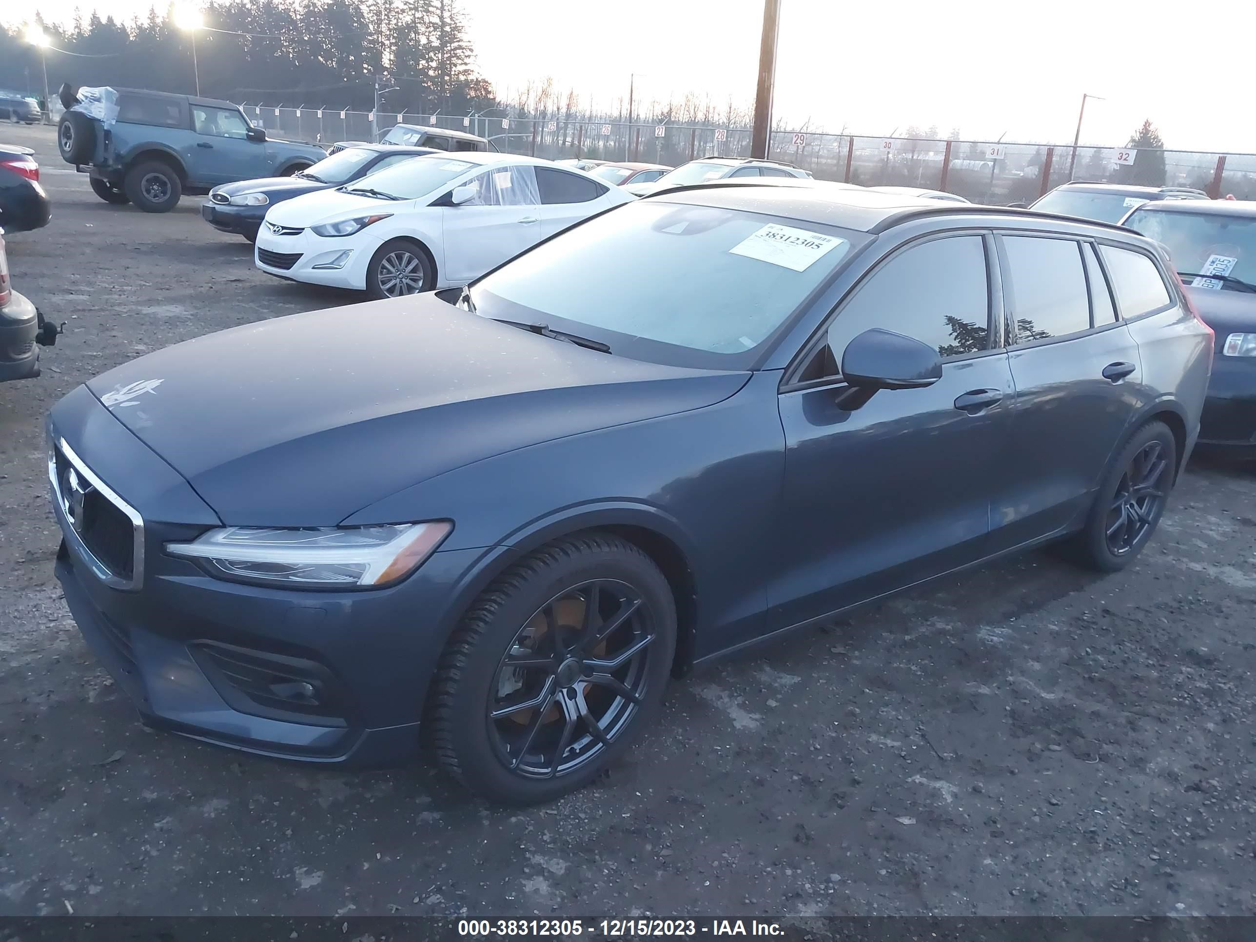 2020 Volvo V60 T5 Momentum vin: YV1102EK6L2387926