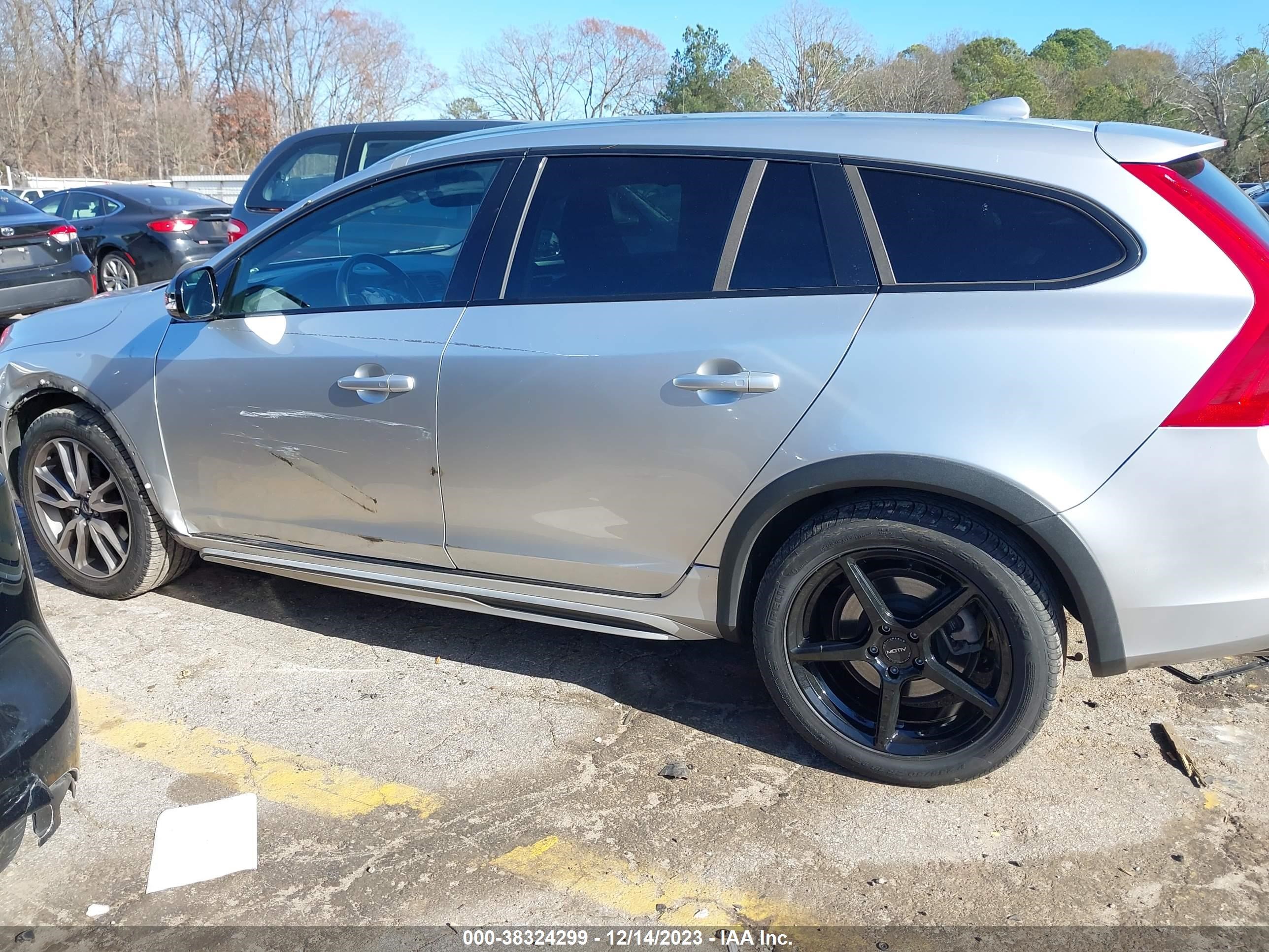 2016 Volvo V60 Cross Country T5 vin: YV4612HKXG1003384