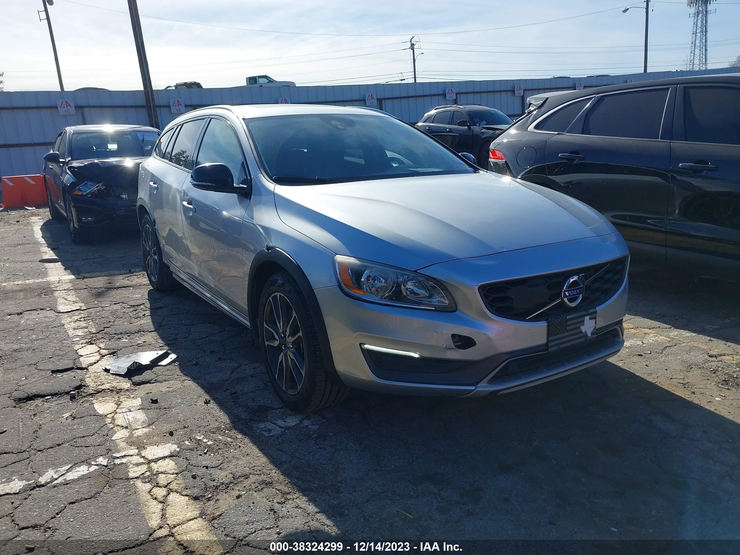 2016 Volvo V60 Cross Country T5 vin: YV4612HKXG1003384