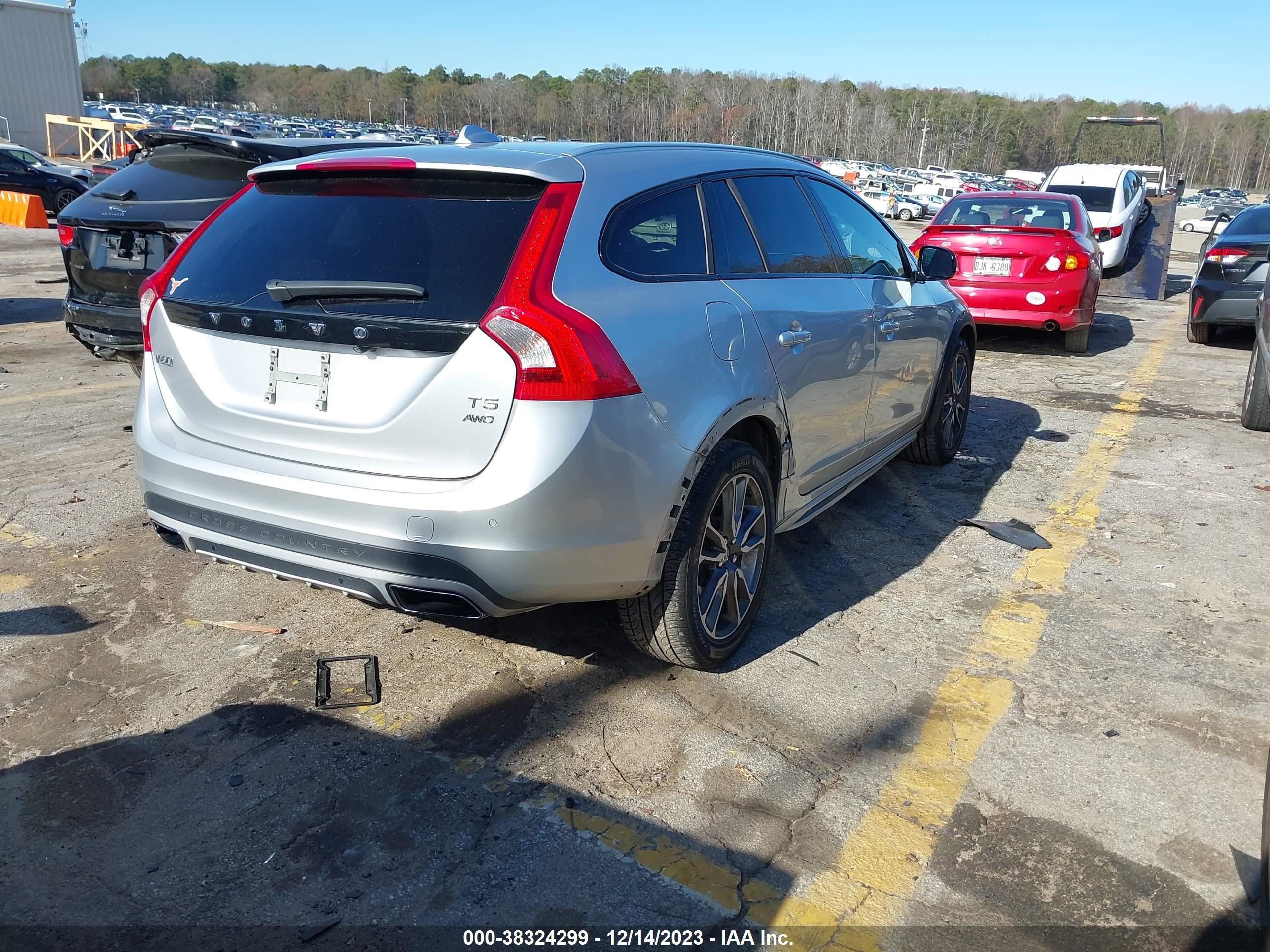 2016 Volvo V60 Cross Country T5 vin: YV4612HKXG1003384