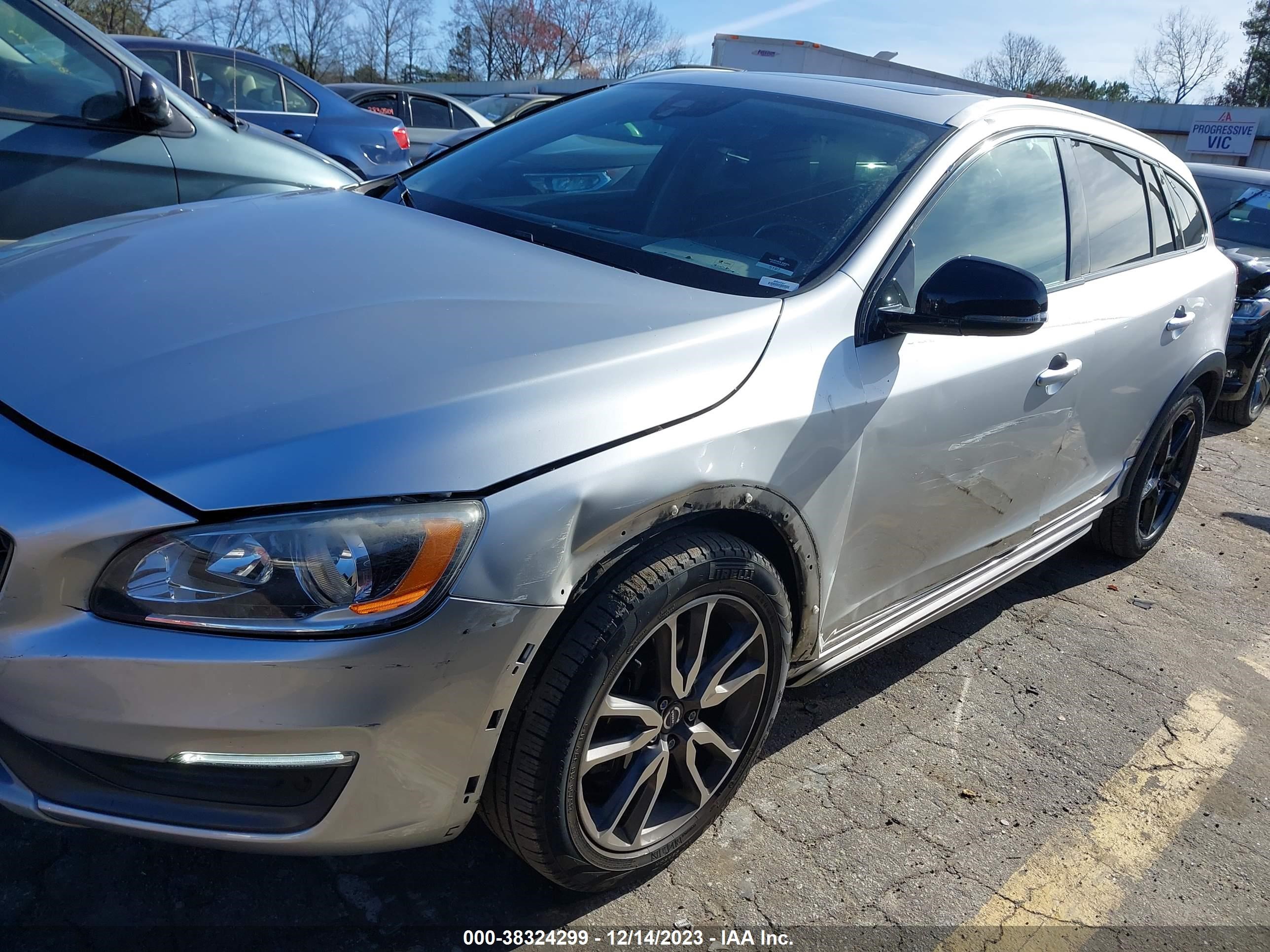 2016 Volvo V60 Cross Country T5 vin: YV4612HKXG1003384