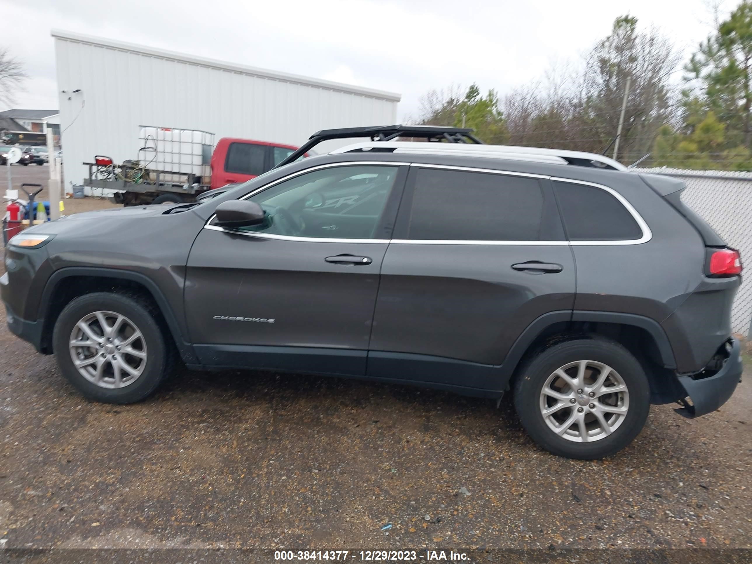 2017 Jeep Cherokee Latitude 4X4 vin: 1C4PJMCB7HW570814