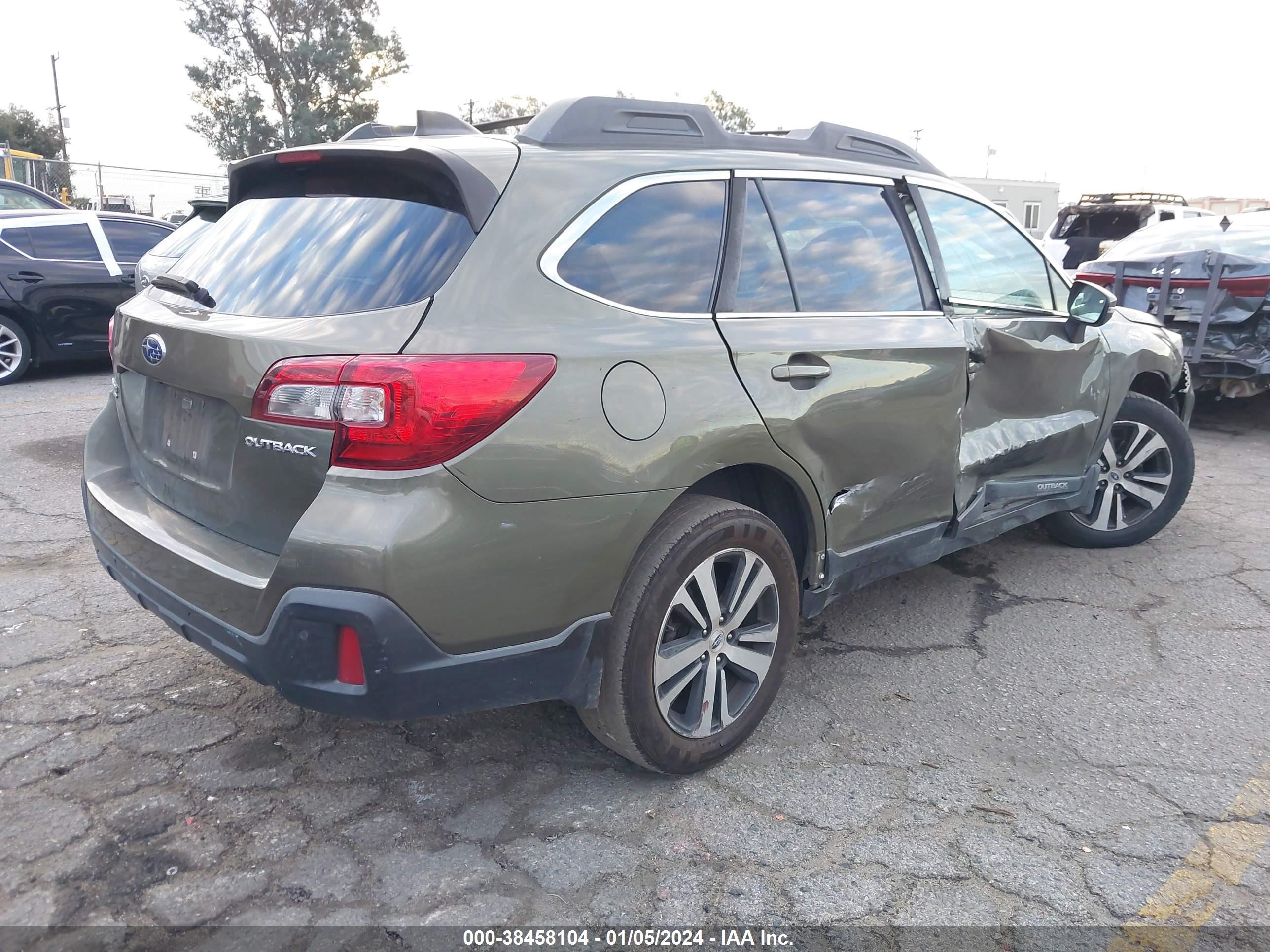 2018 Subaru Outback 2.5I Limited vin: 4S4BSANC3J3332361
