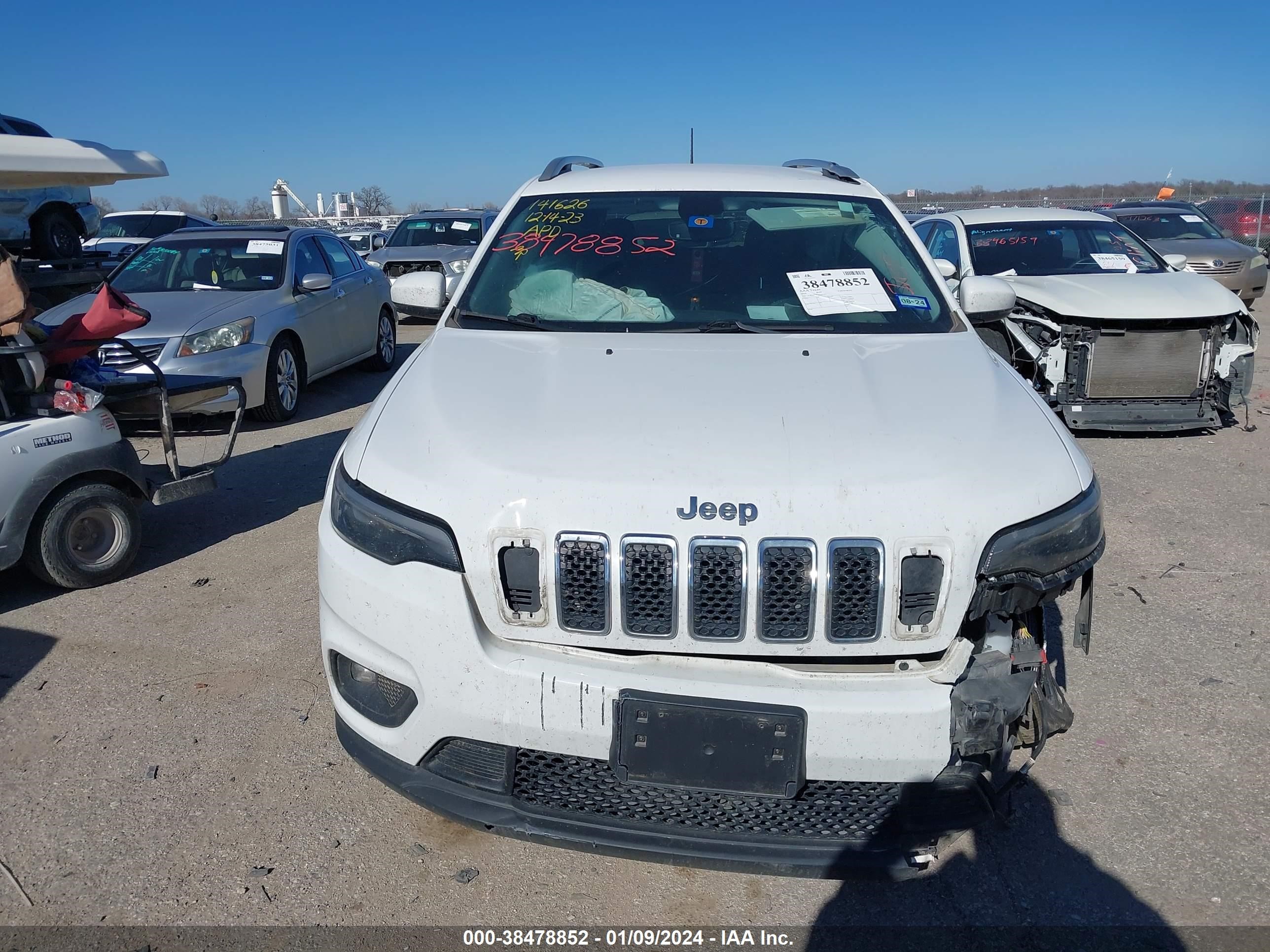 2019 Jeep Cherokee Latitude Plus 4X4 vin: 1C4PJMLB6KD345142