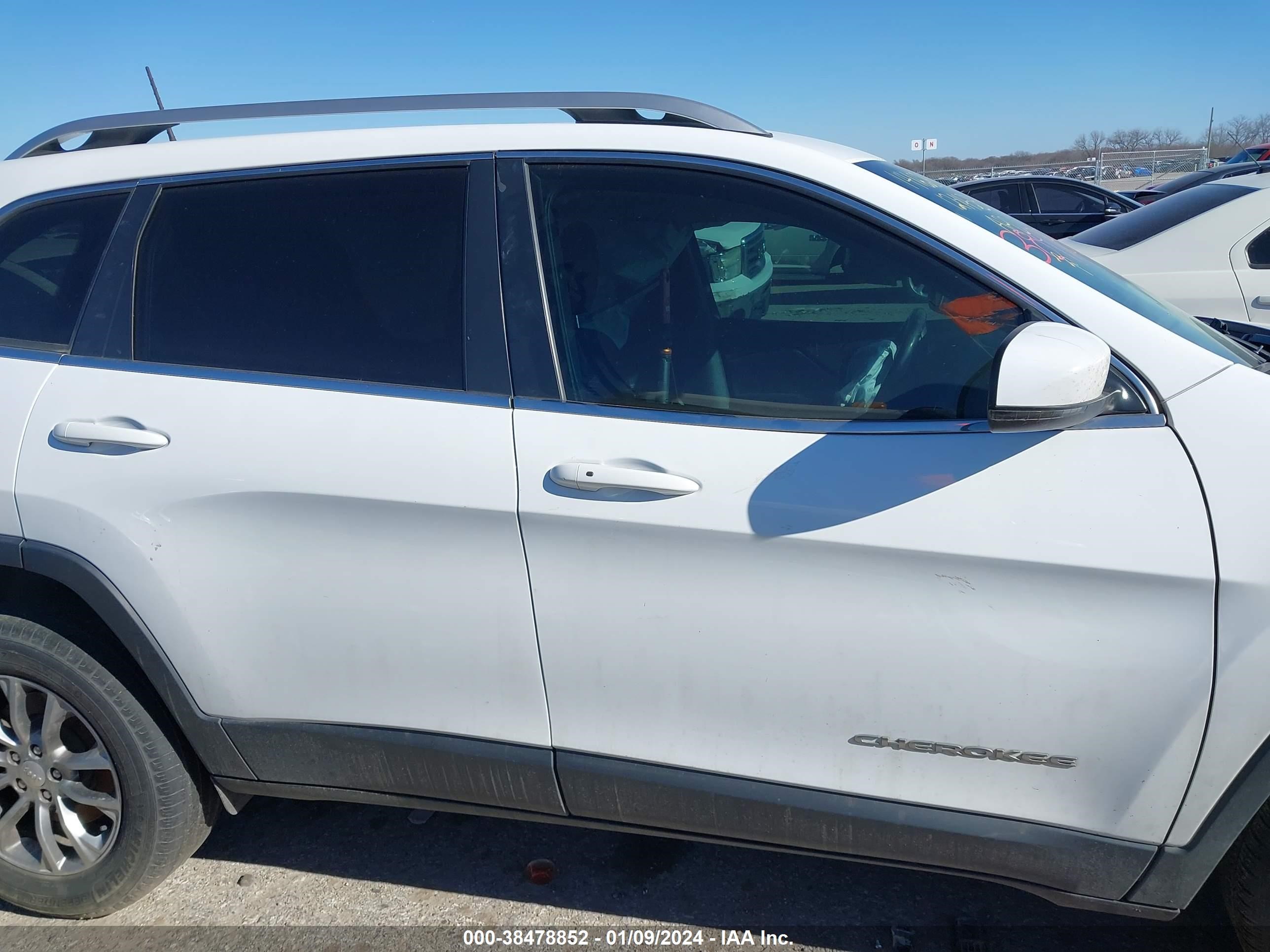 2019 Jeep Cherokee Latitude Plus 4X4 vin: 1C4PJMLB6KD345142