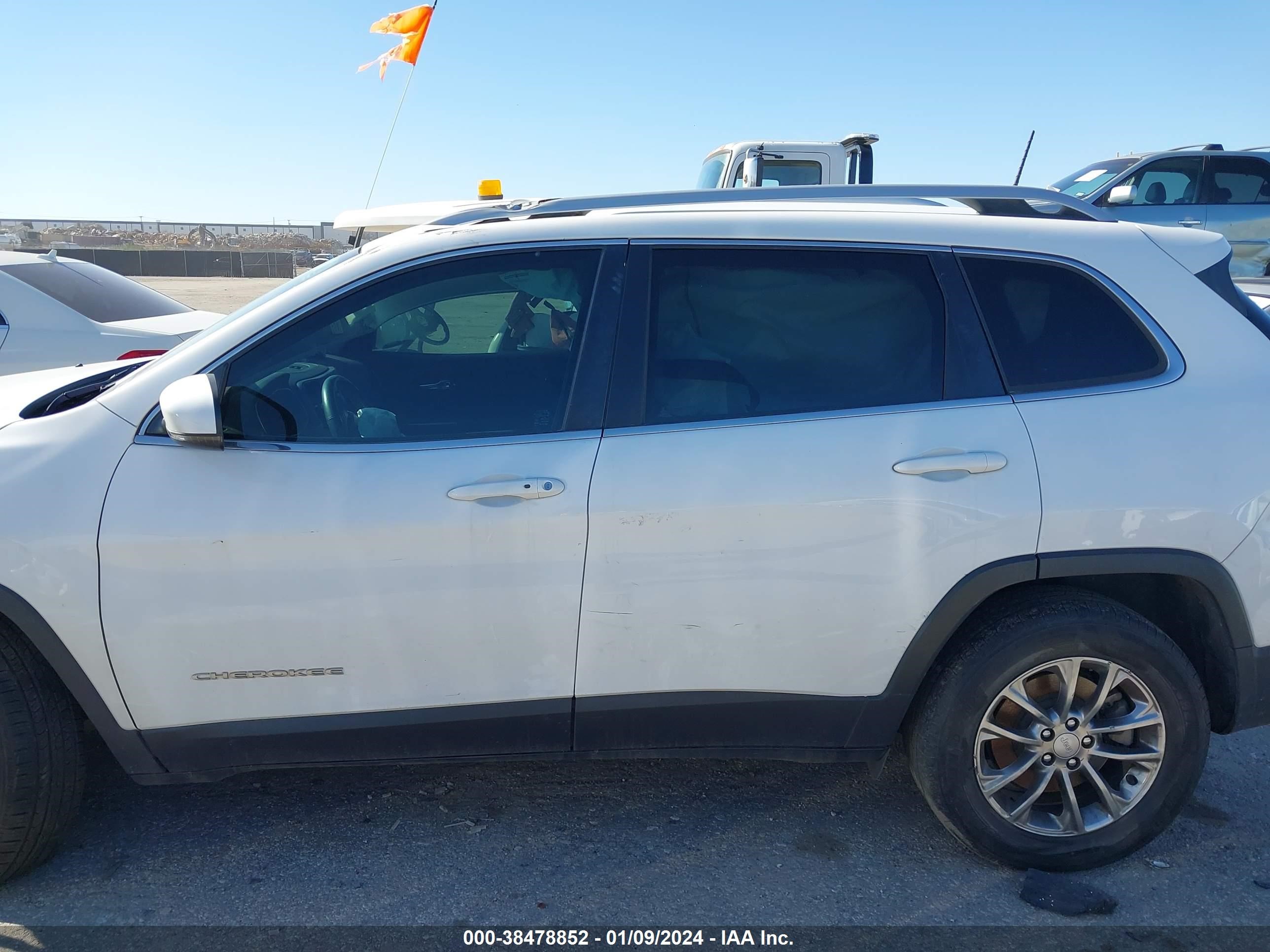 2019 Jeep Cherokee Latitude Plus 4X4 vin: 1C4PJMLB6KD345142