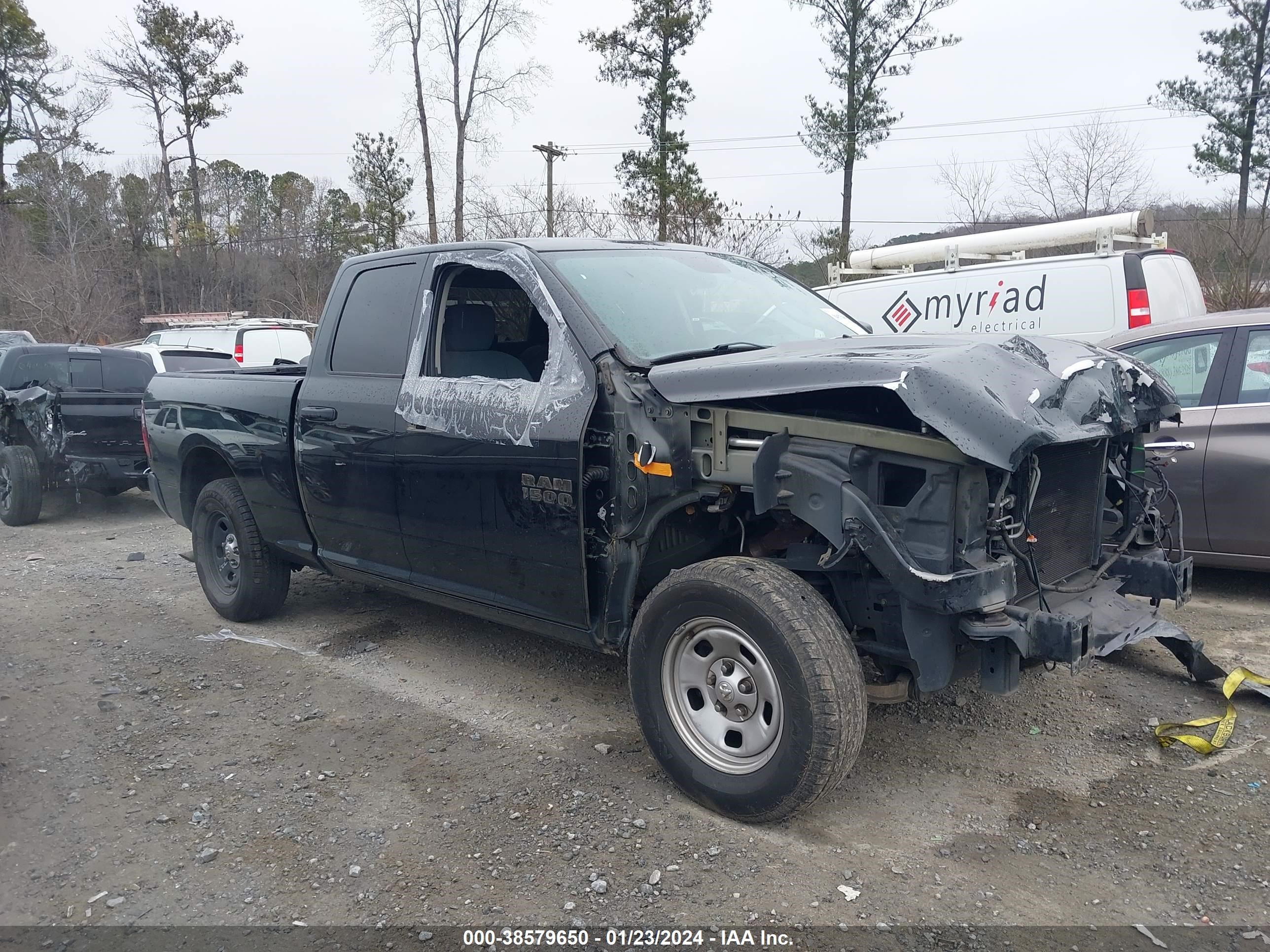 2018 Ram 1500 Tradesman vin: 1C6RR7FG6JS261009