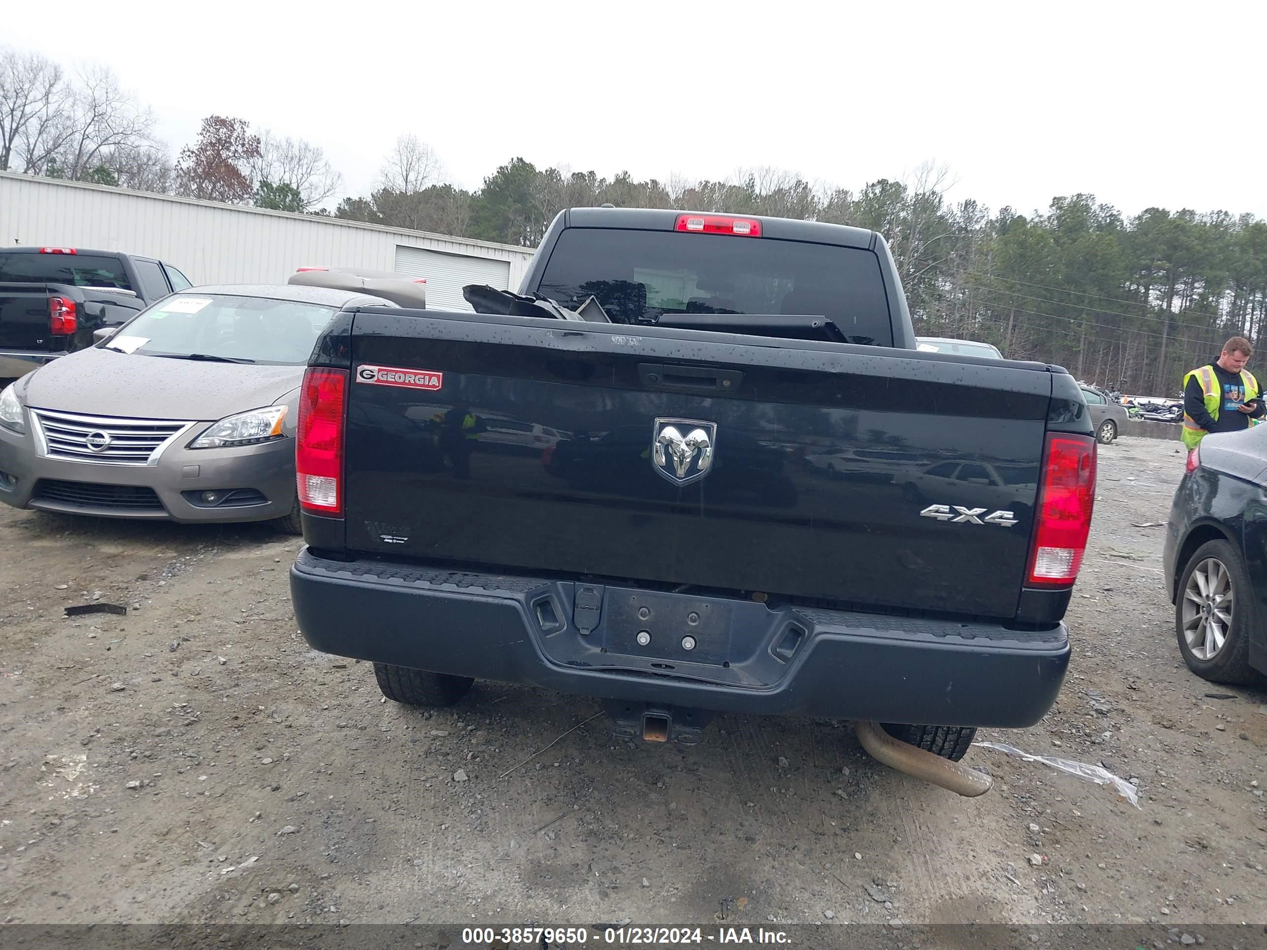 2018 Ram 1500 Tradesman vin: 1C6RR7FG6JS261009