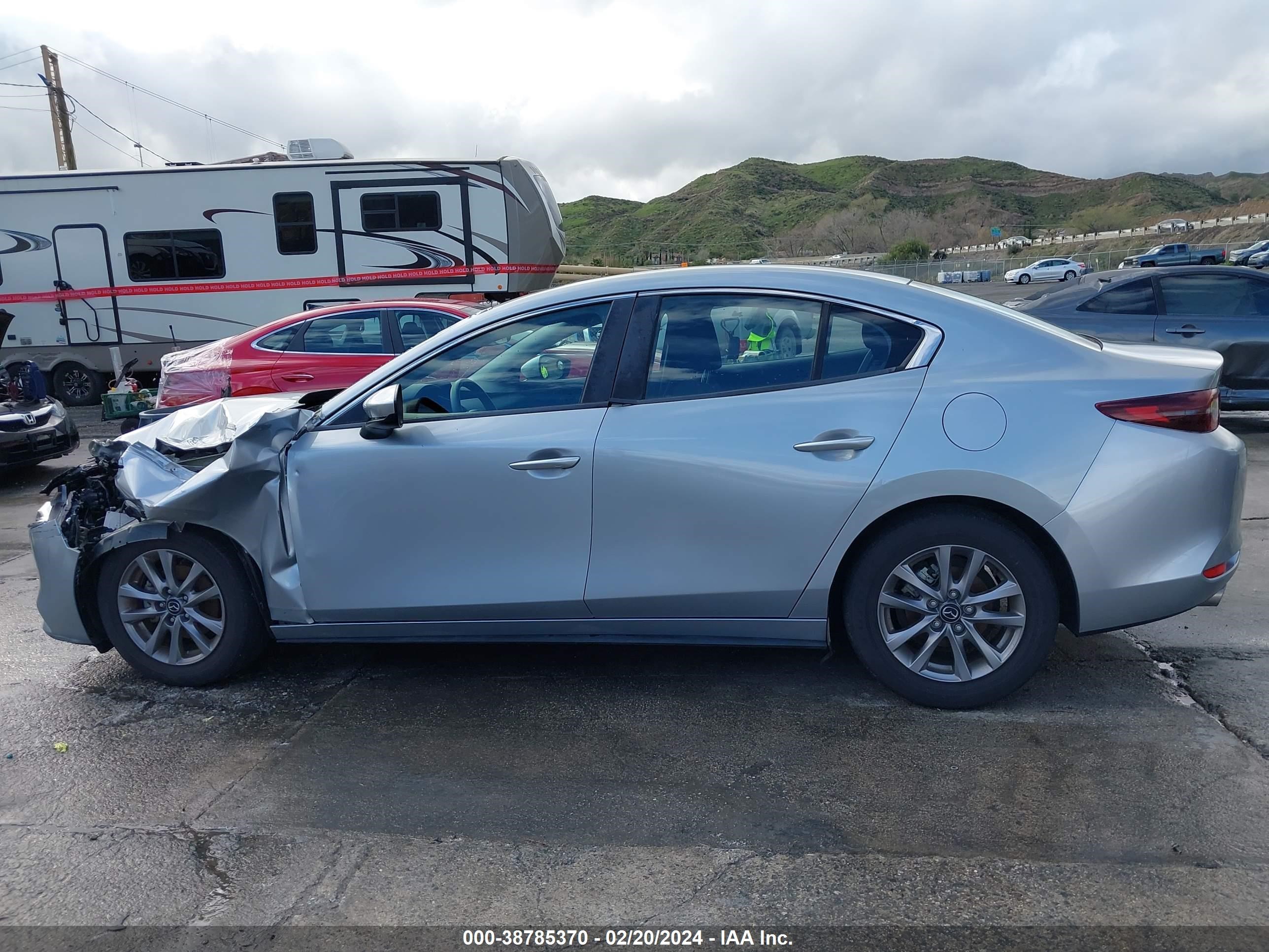 2020 Mazda Mazda3 vin: 3MZBPABLXLM133946