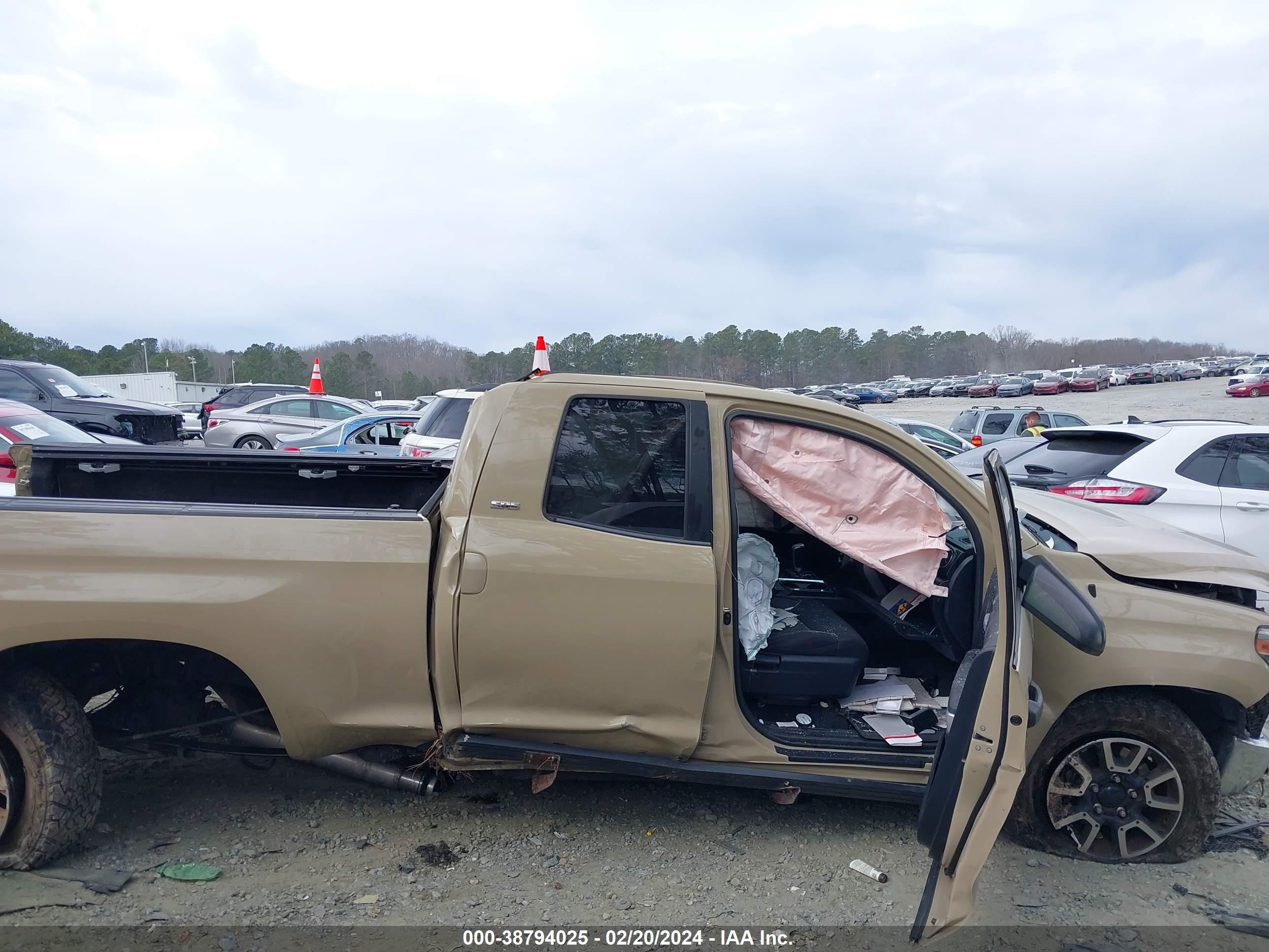 2018 Toyota Tundra Sr5 5.7L V8 vin: 5TFUW5F16JX741548