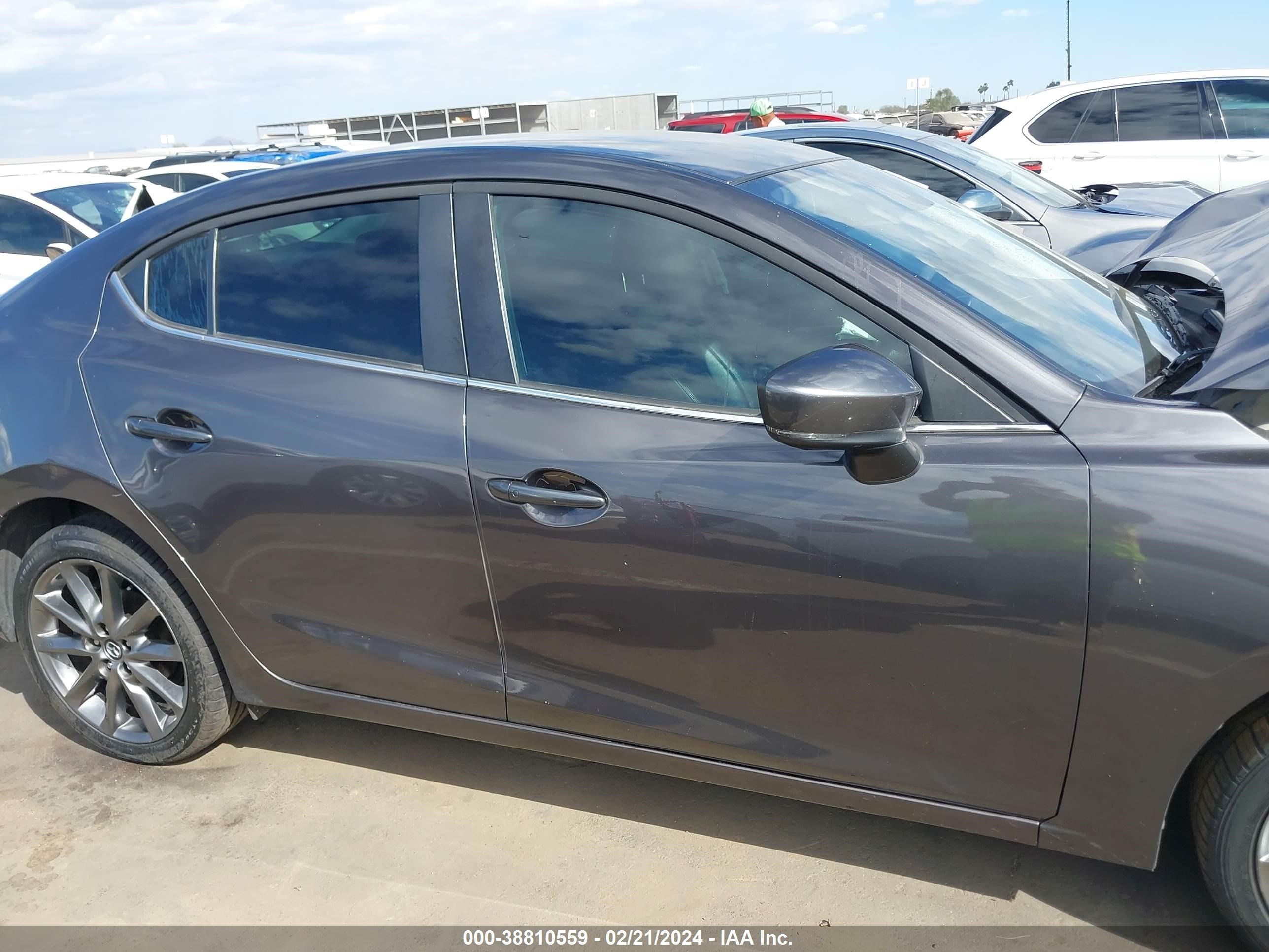 2018 Mazda Mazda3 Touring vin: 3MZBN1V30JM196844