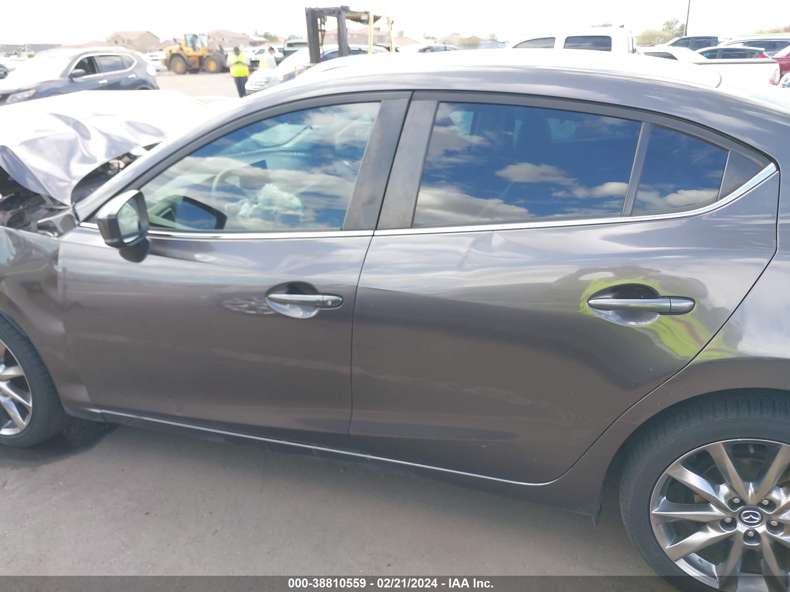 2018 Mazda Mazda3 Touring vin: 3MZBN1V30JM196844