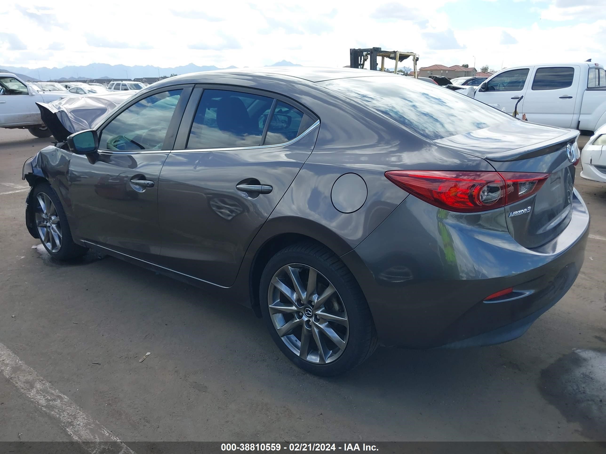 2018 Mazda Mazda3 Touring vin: 3MZBN1V30JM196844