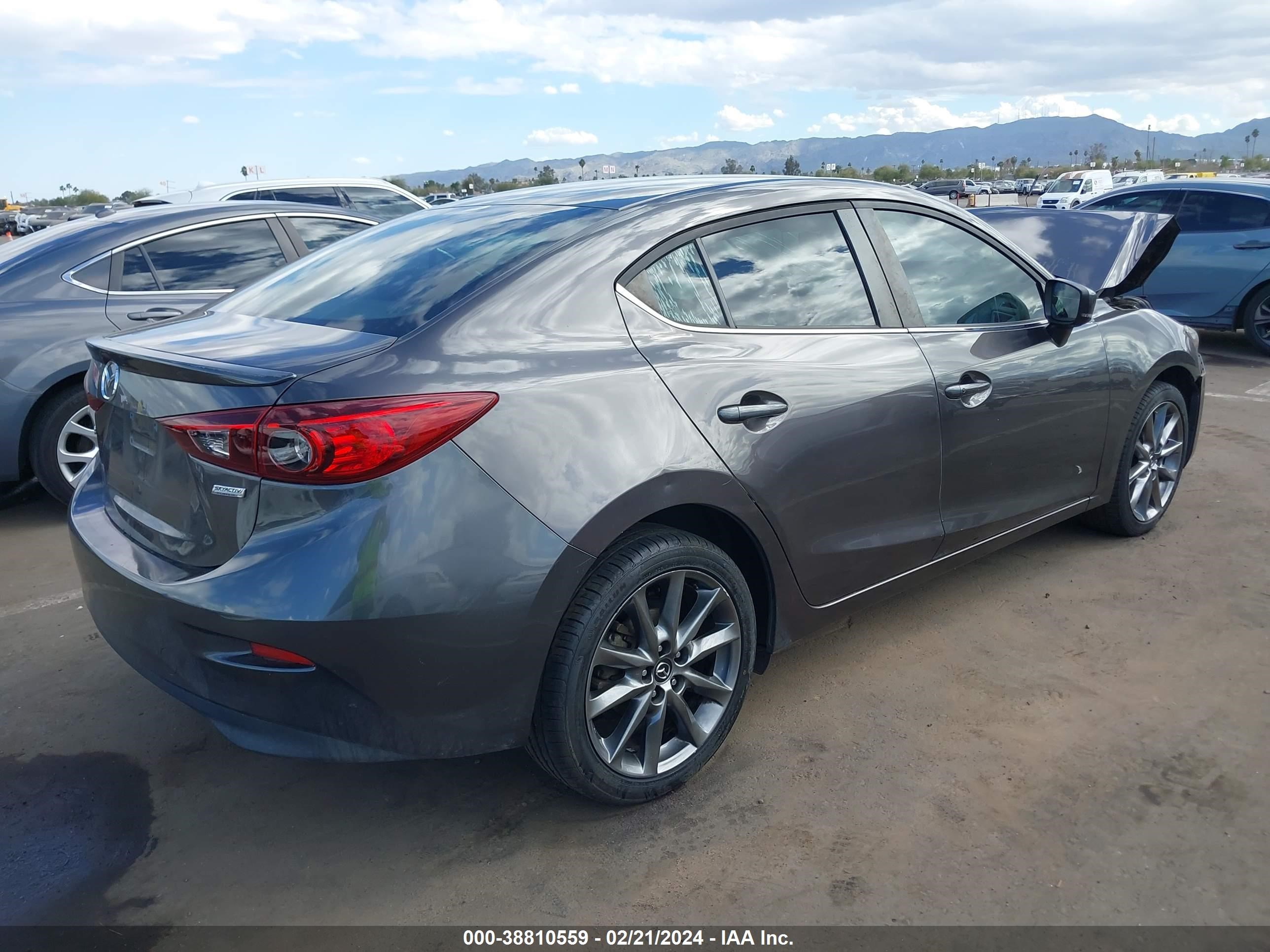 2018 Mazda Mazda3 Touring vin: 3MZBN1V30JM196844