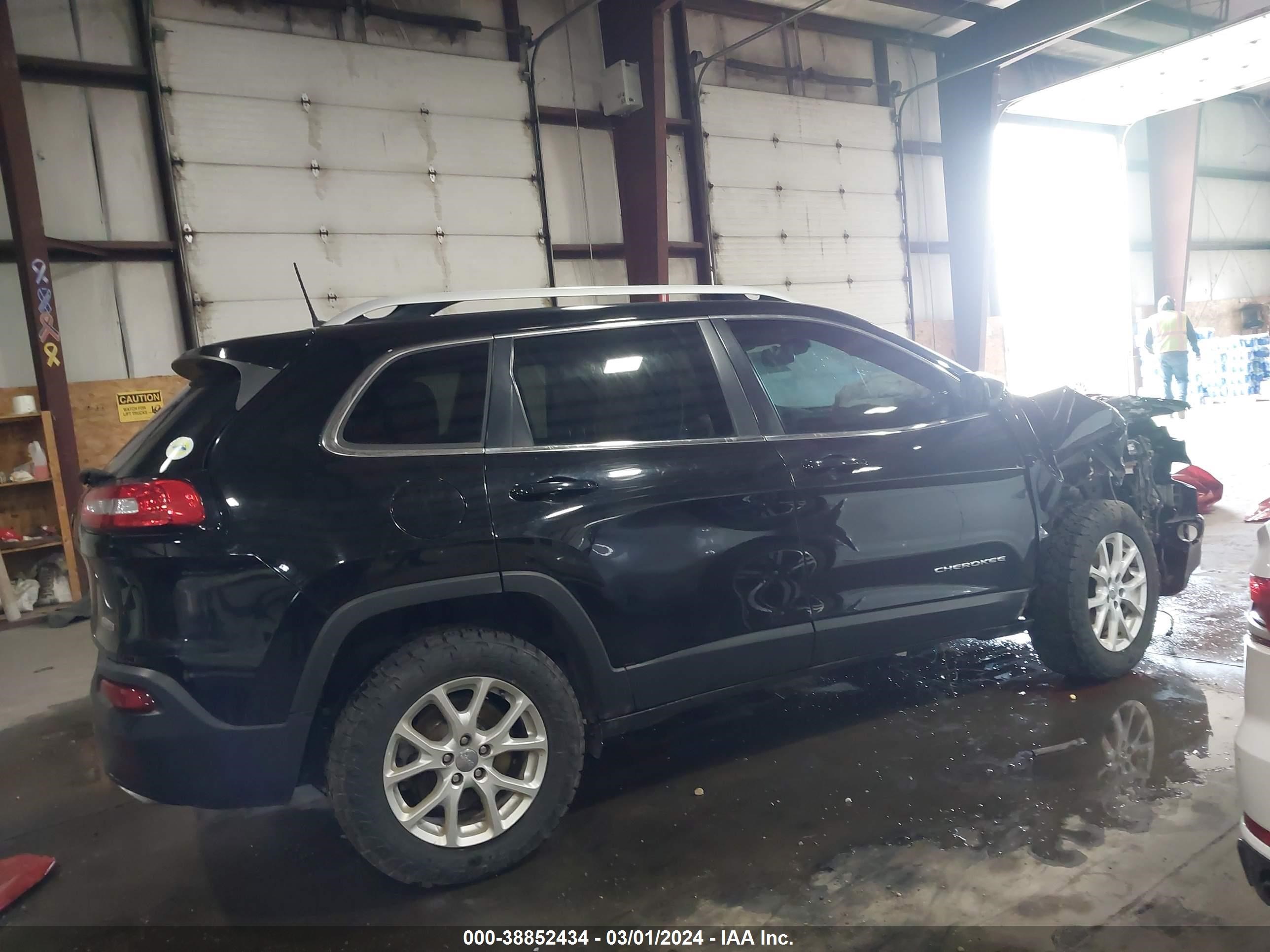 2017 Jeep Cherokee Latitude 4X4 vin: 1C4PJMCS4HW563609