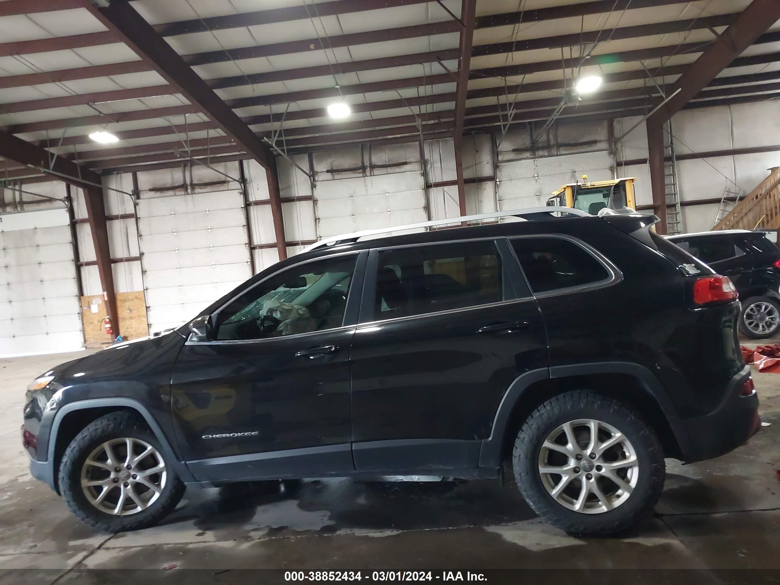 2017 Jeep Cherokee Latitude 4X4 vin: 1C4PJMCS4HW563609