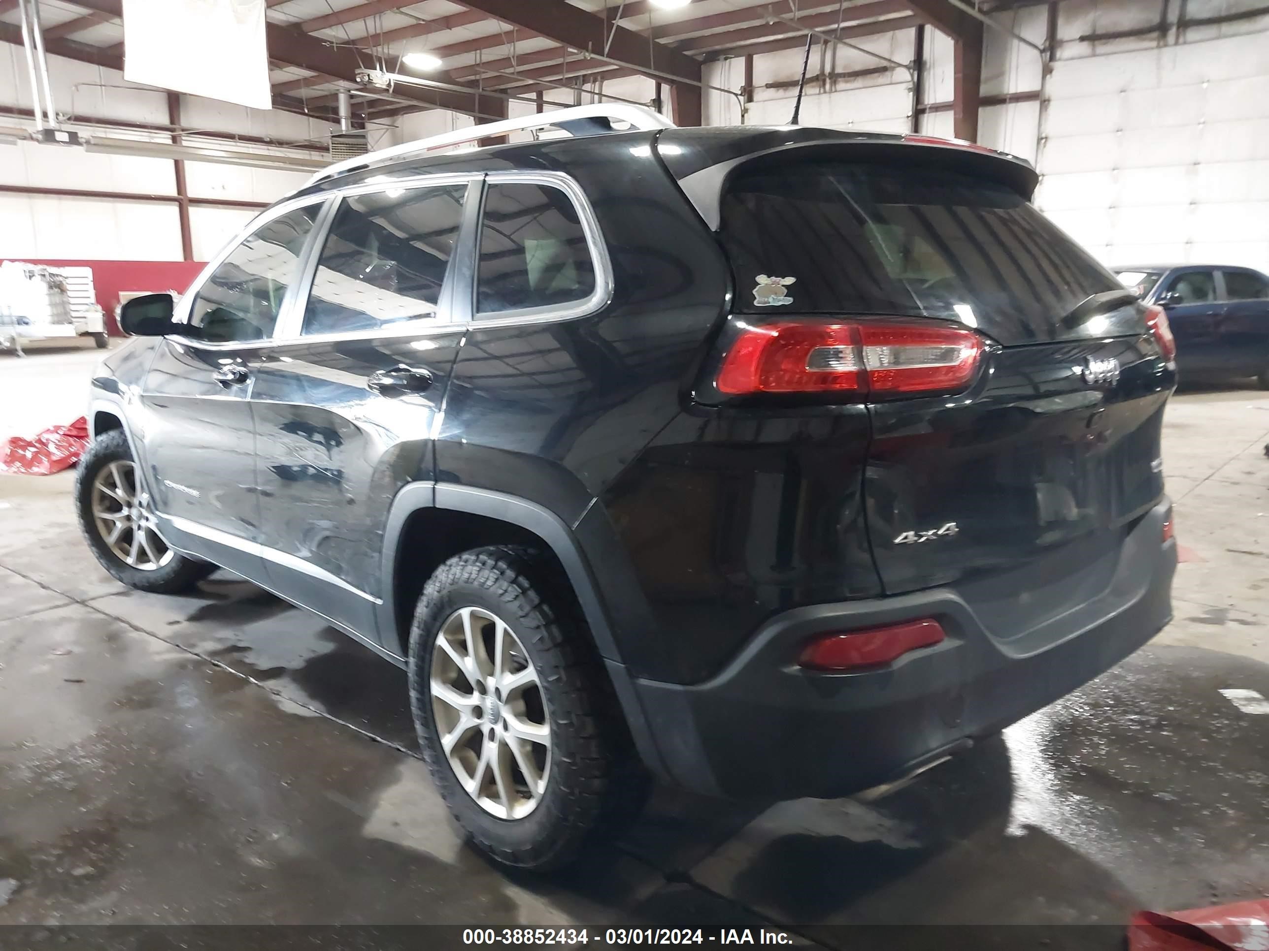 2017 Jeep Cherokee Latitude 4X4 vin: 1C4PJMCS4HW563609