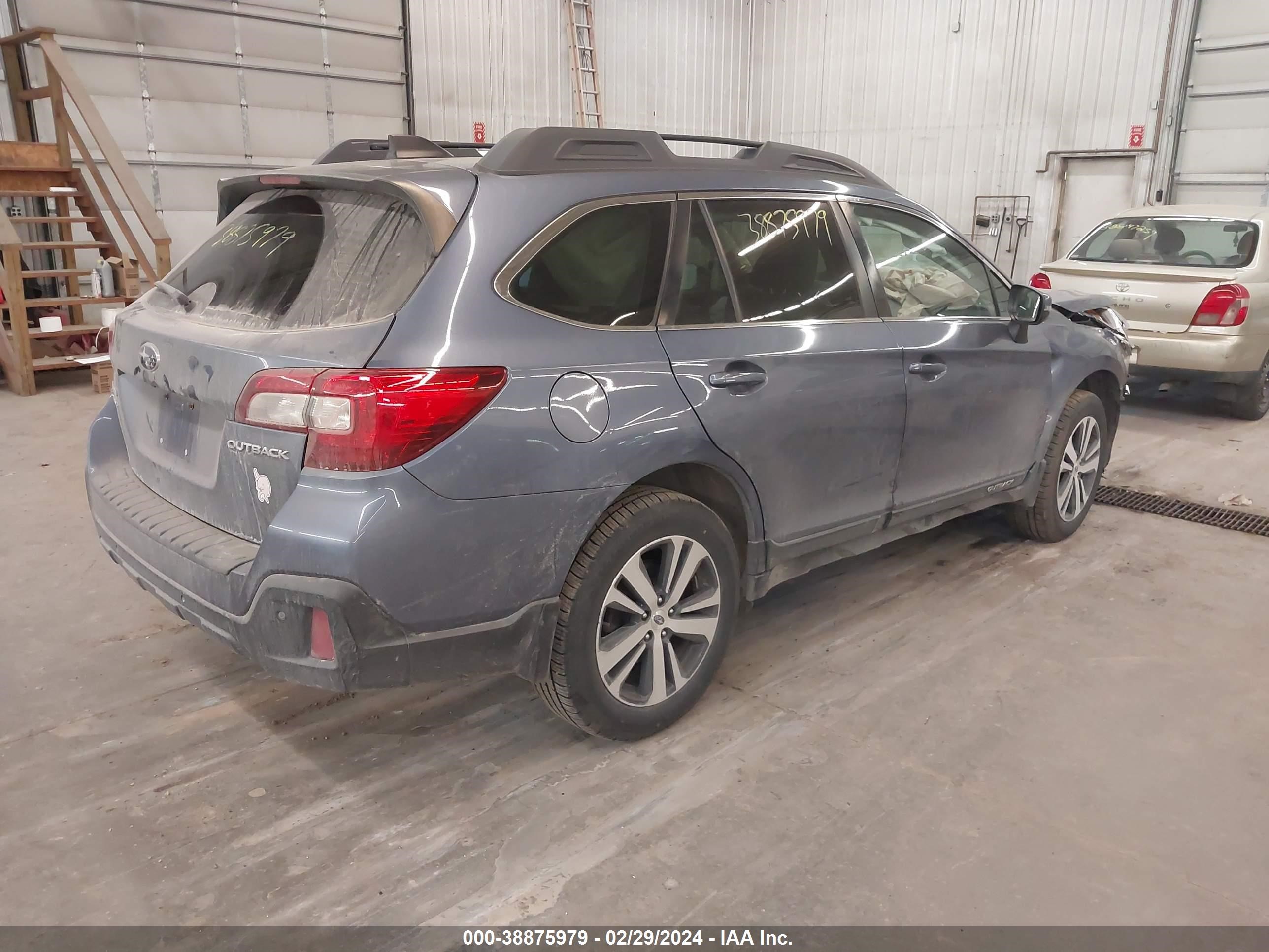 2018 Subaru Outback 2.5I Limited vin: 4S4BSANC3J3217968