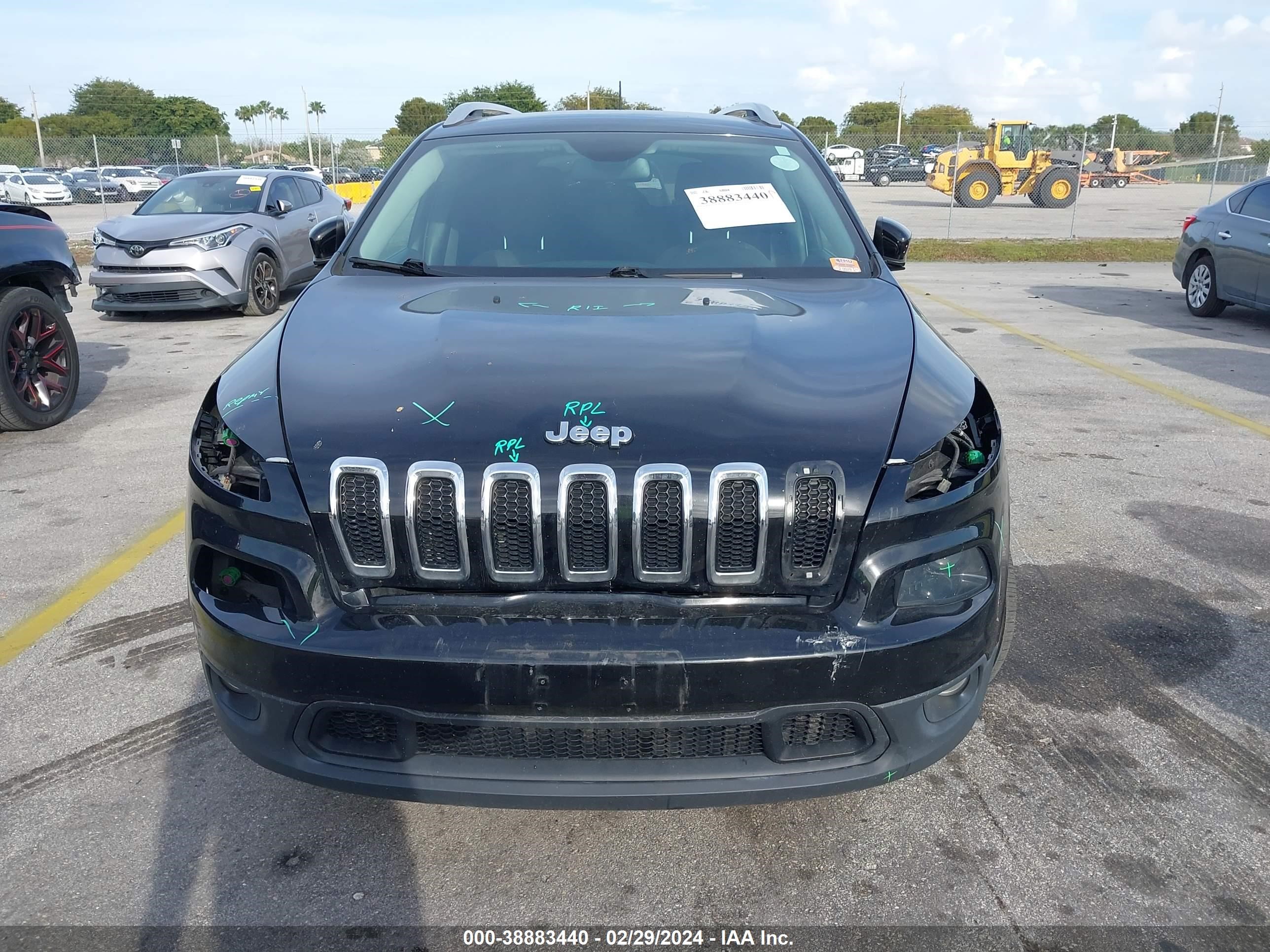 2018 Jeep Cherokee Latitude Fwd vin: 1C4PJLCB8JD518278