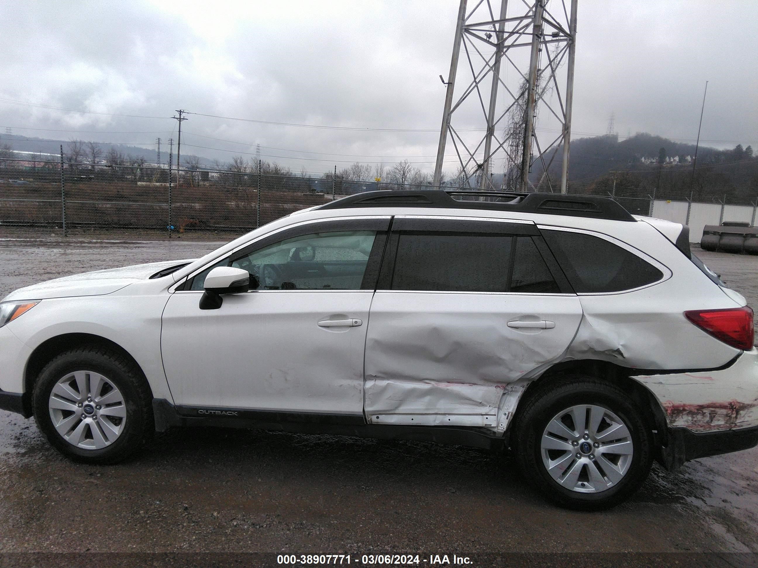 2017 Subaru Outback 2.5I Premium vin: 4S4BSAHC4H3267039