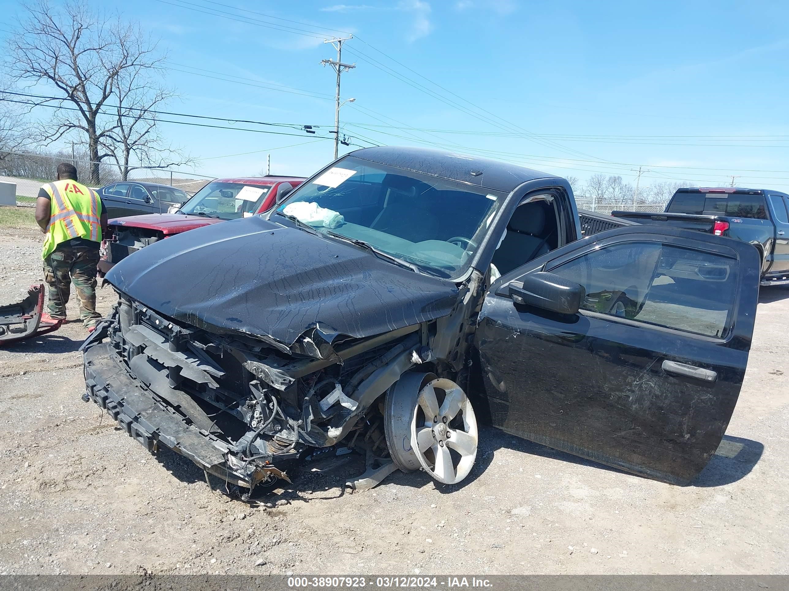 2015 Ram 1500 Express vin: 3C6JR6AT5FG531809