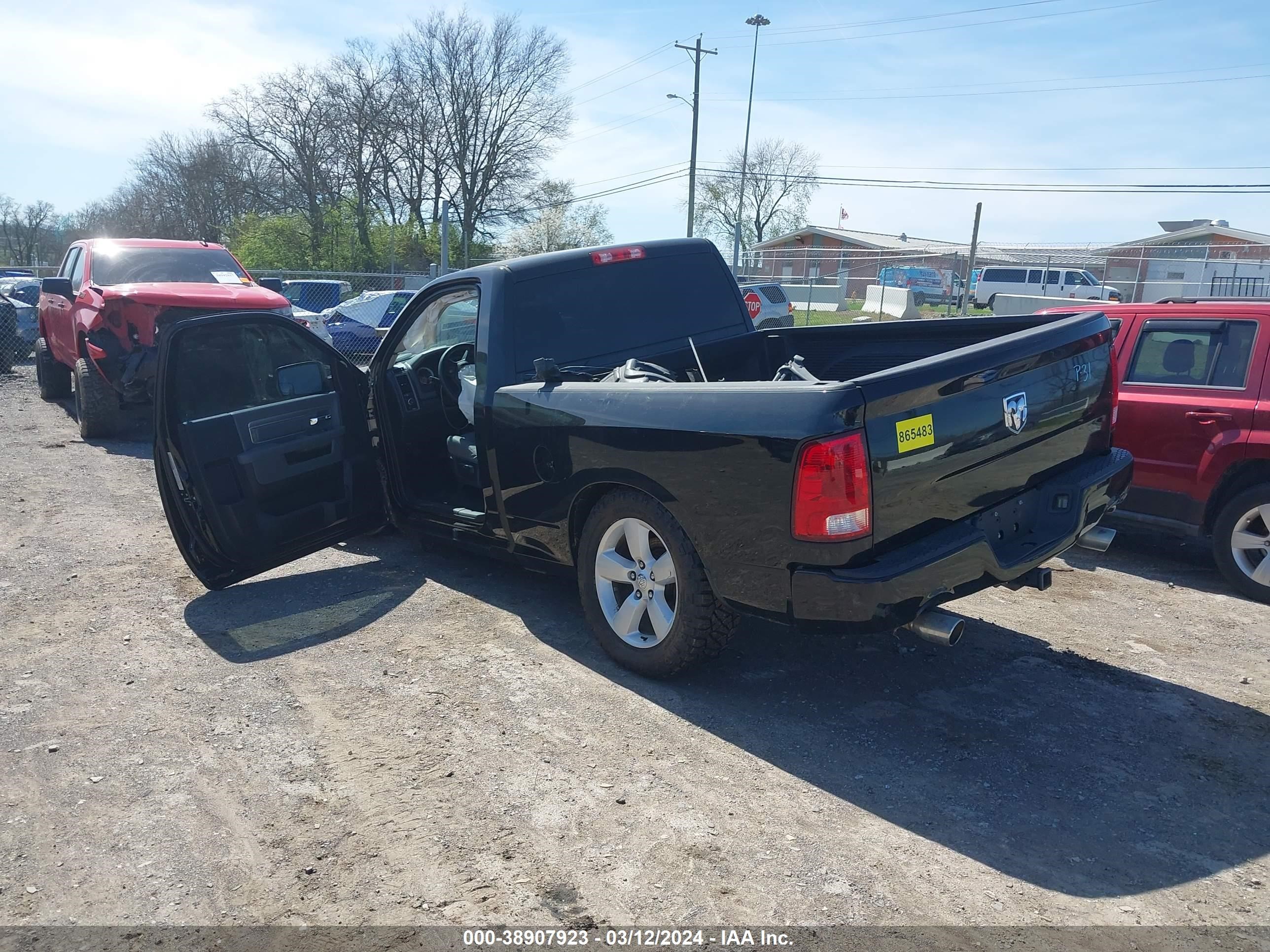 2015 Ram 1500 Express vin: 3C6JR6AT5FG531809