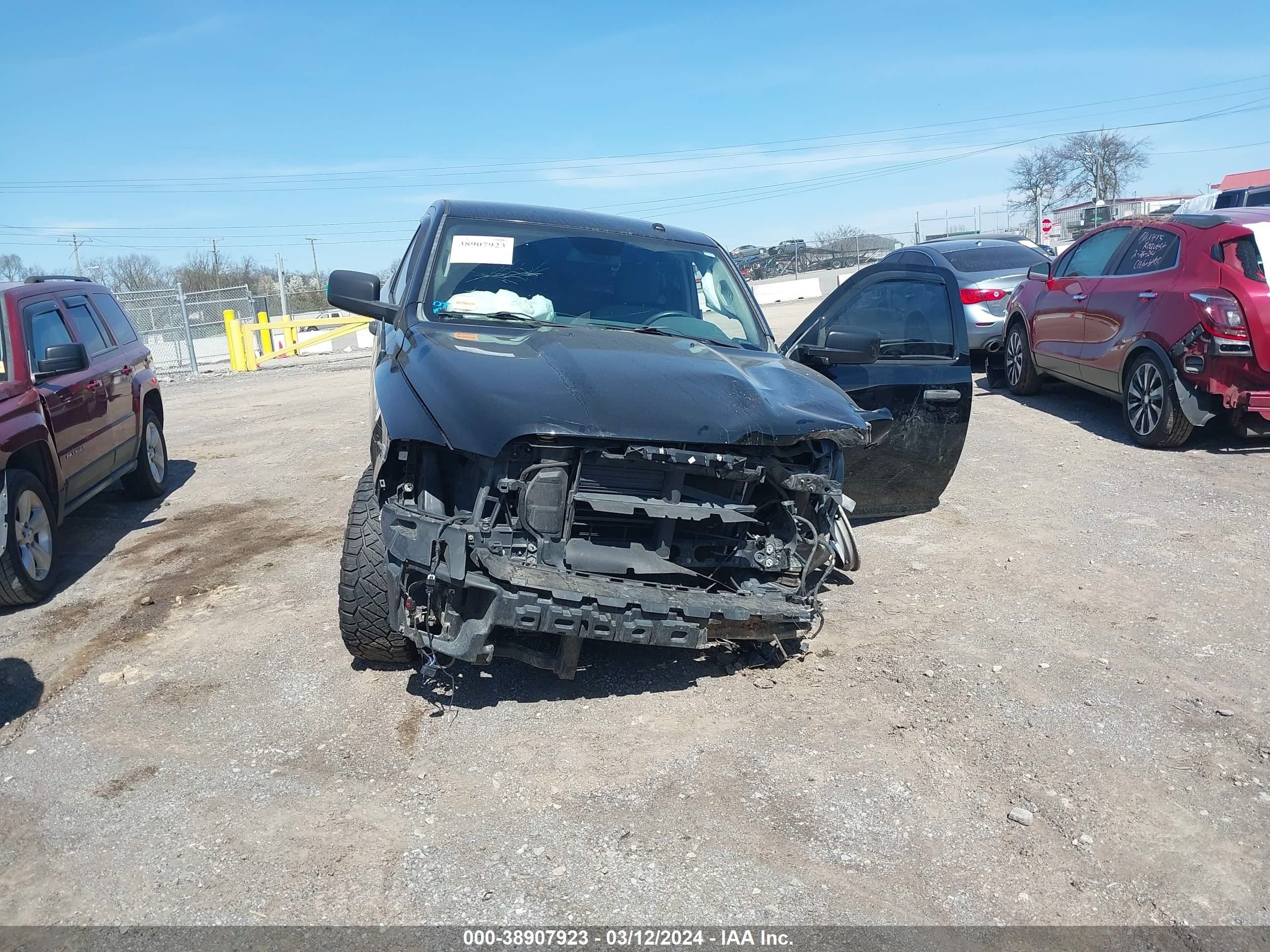 2015 Ram 1500 Express vin: 3C6JR6AT5FG531809