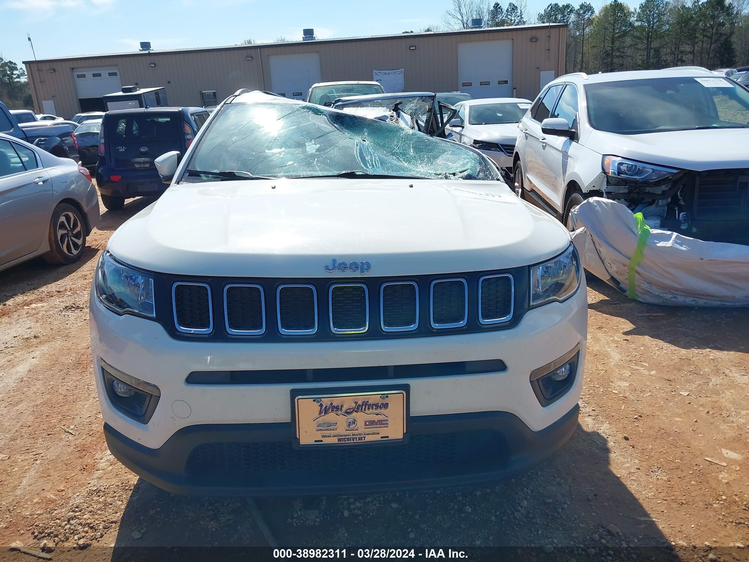 2018 Jeep Compass Latitude 4X4 vin: 3C4NJDBB6JT161885