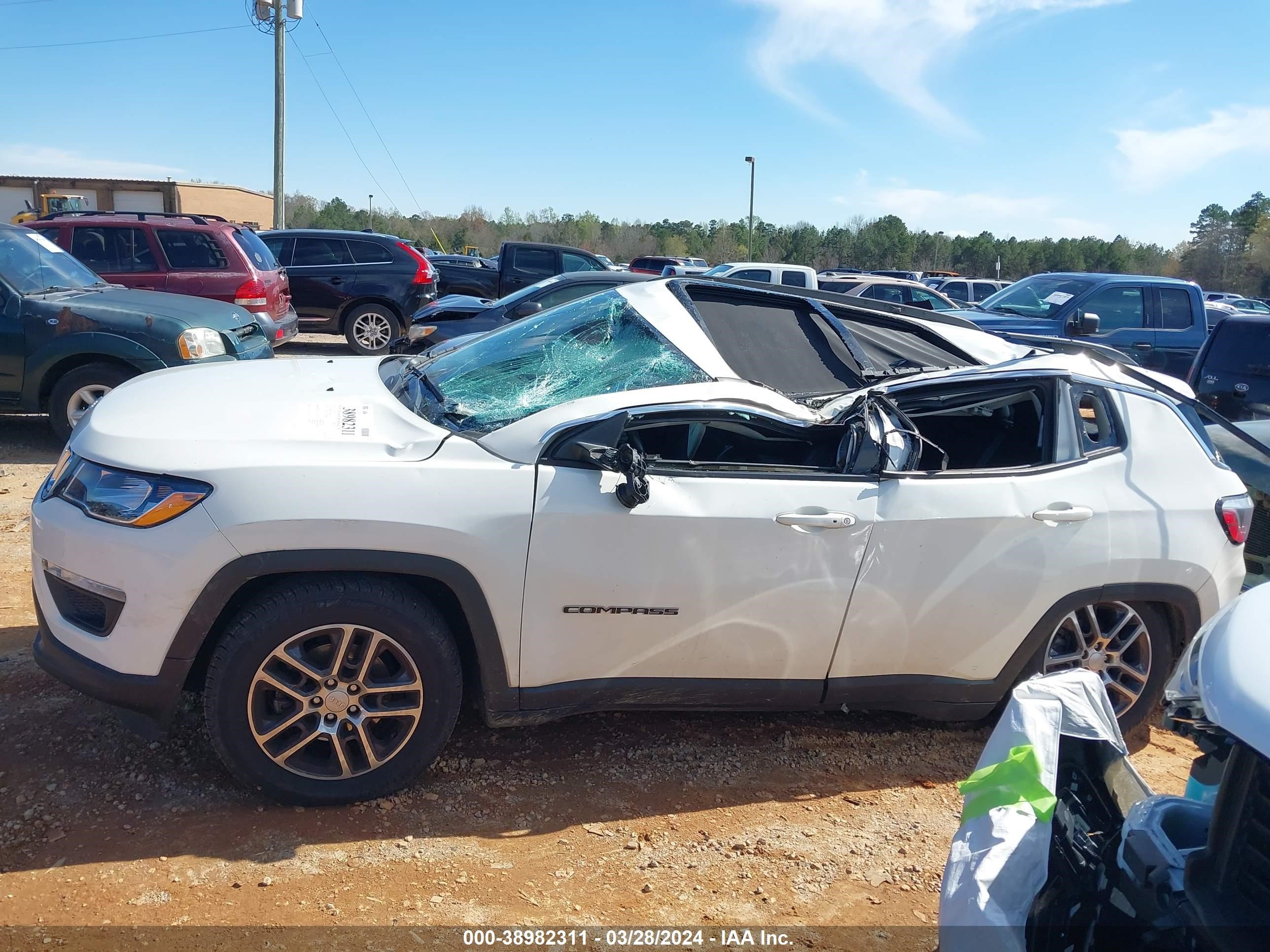 2018 Jeep Compass Latitude 4X4 vin: 3C4NJDBB6JT161885