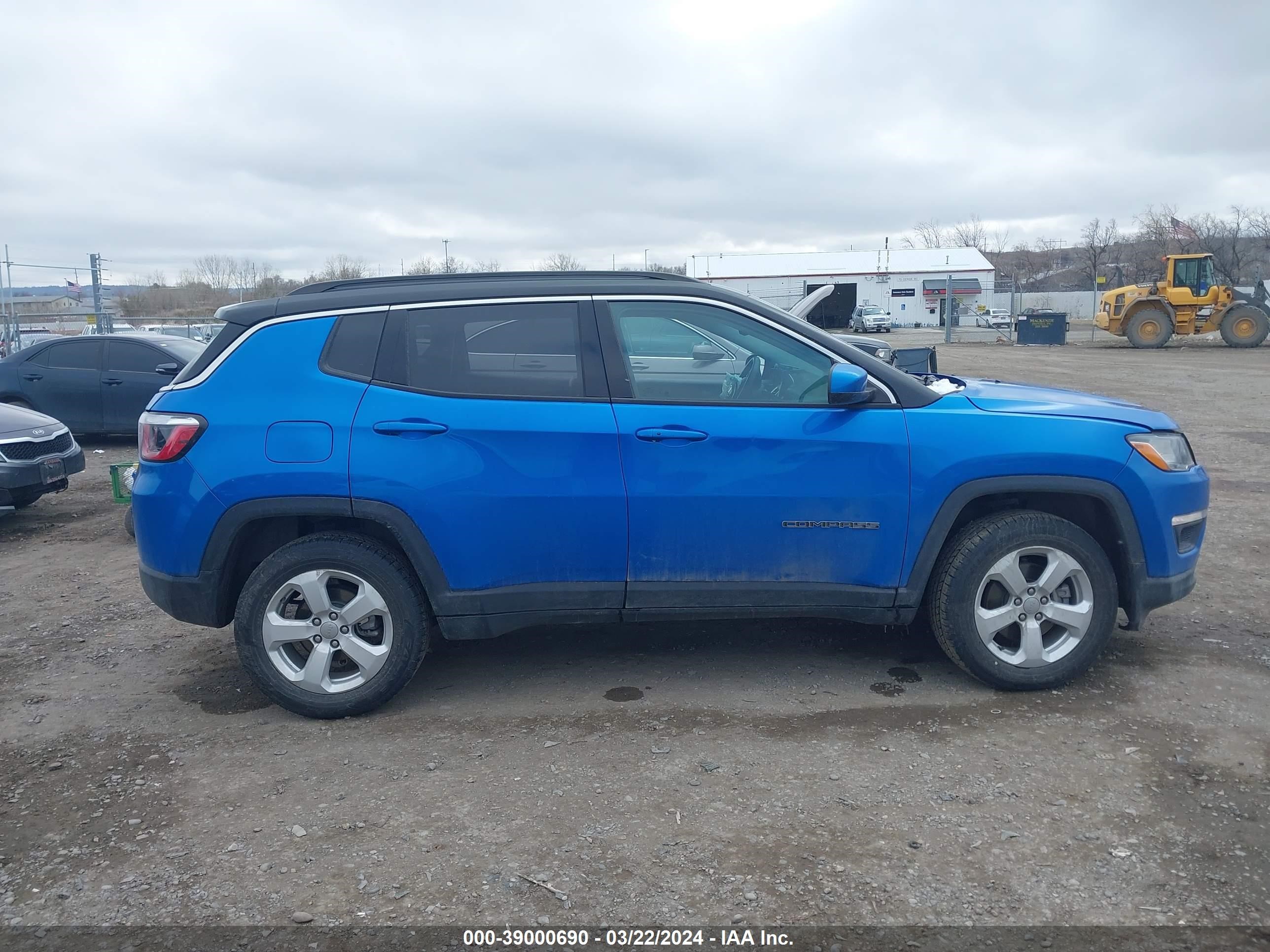 2018 Jeep Compass Latitude 4X4 vin: 3C4NJDBB2JT328131