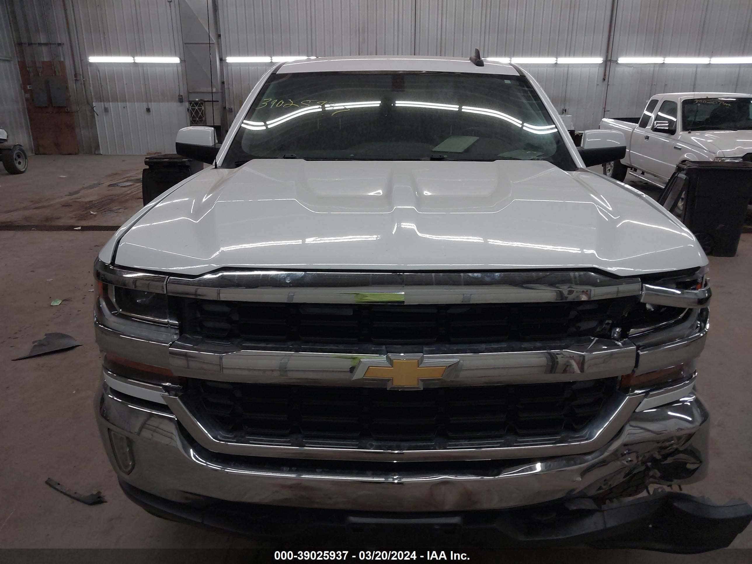 2016 Chevrolet Silverado 1500 1Lt vin: 3GCUKREC5GG323775