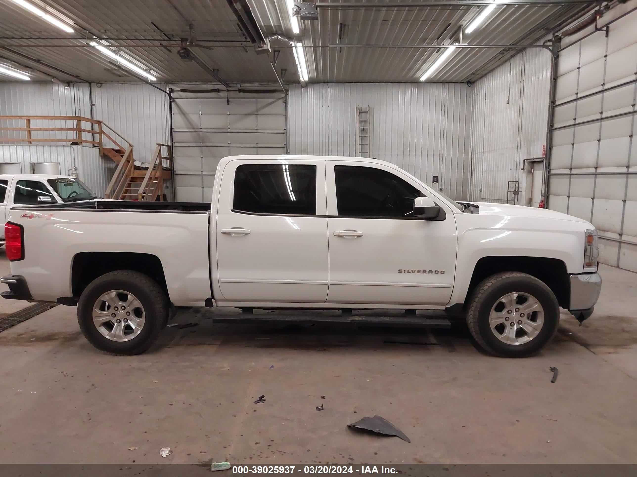 2016 Chevrolet Silverado 1500 1Lt vin: 3GCUKREC5GG323775