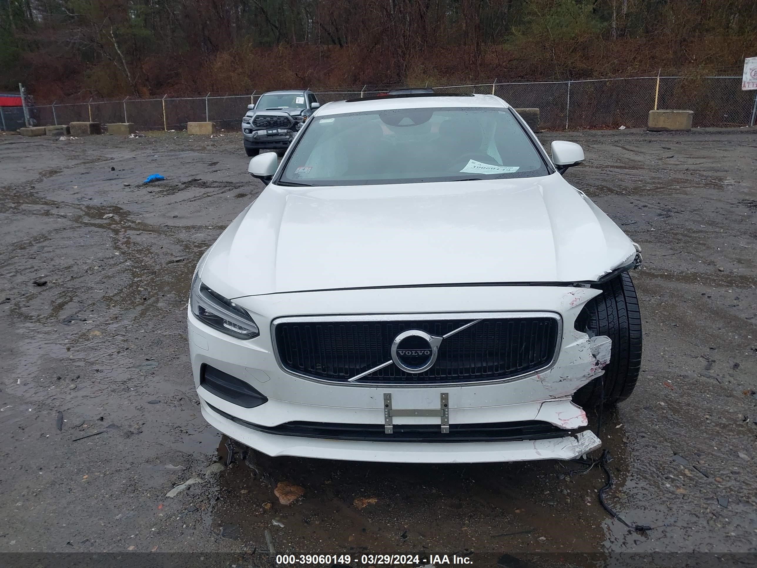 2018 Volvo S90 T5 Momentum vin: LVY982MK9JP030803