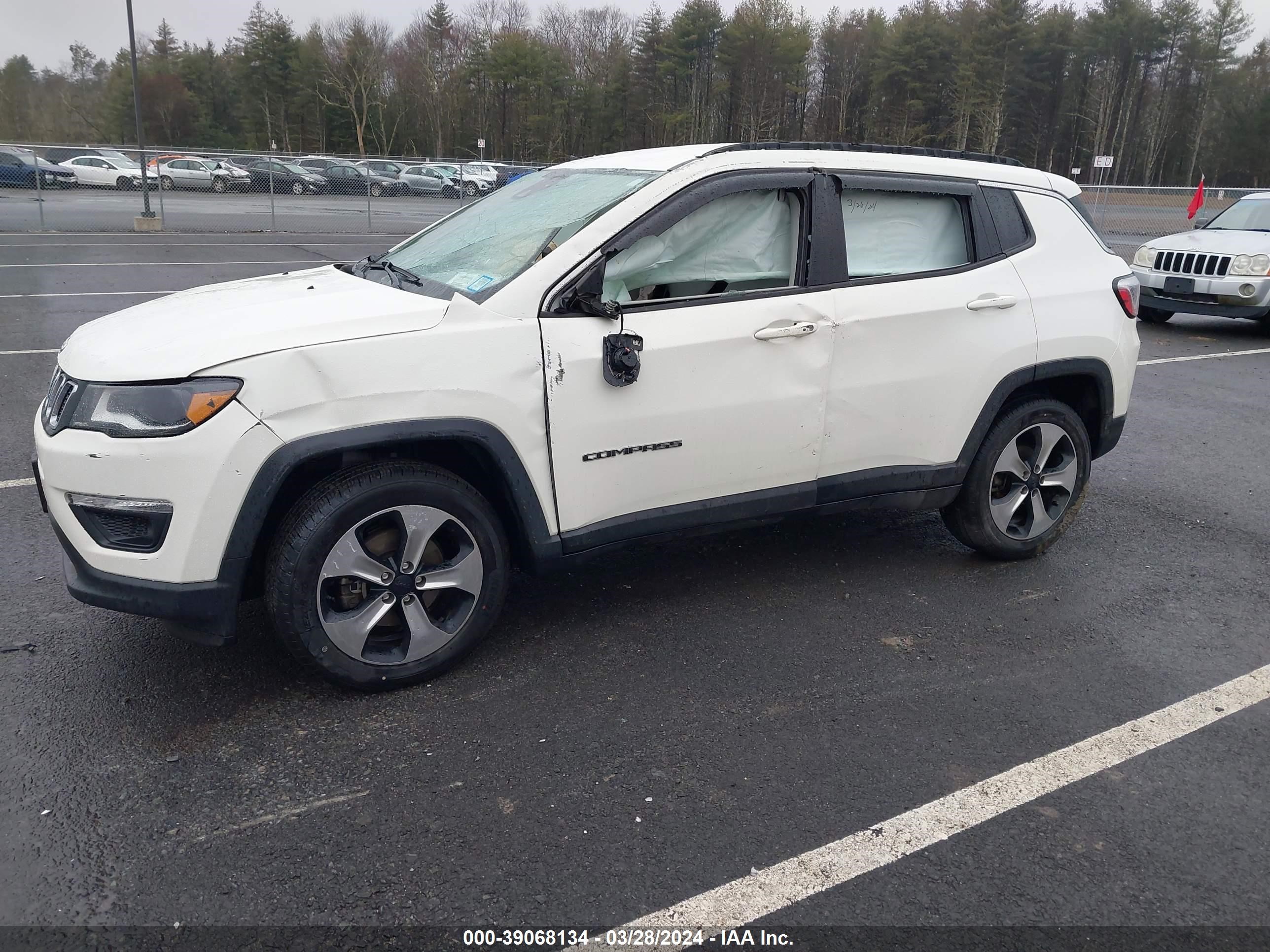 2018 Jeep Compass Latitude 4X4 vin: 3C4NJDBB6JT282805